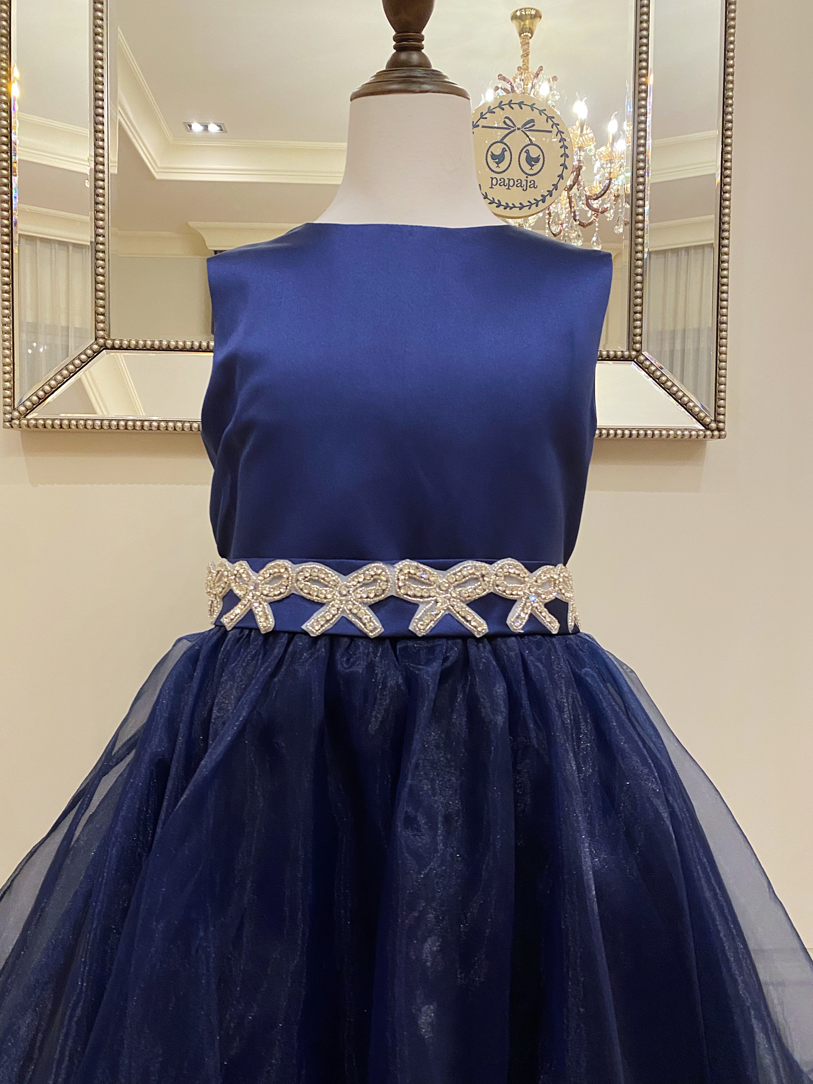 เดรสออกงานราตรียาวแขนกุด สีน้ำเงินรอยัลบูล (Royal Blue) (งานไฮพรีเมี่ยม) ดีเทลลายปักเพชรหนามเตยรูปริบบิ้นที่ช่วงเอว