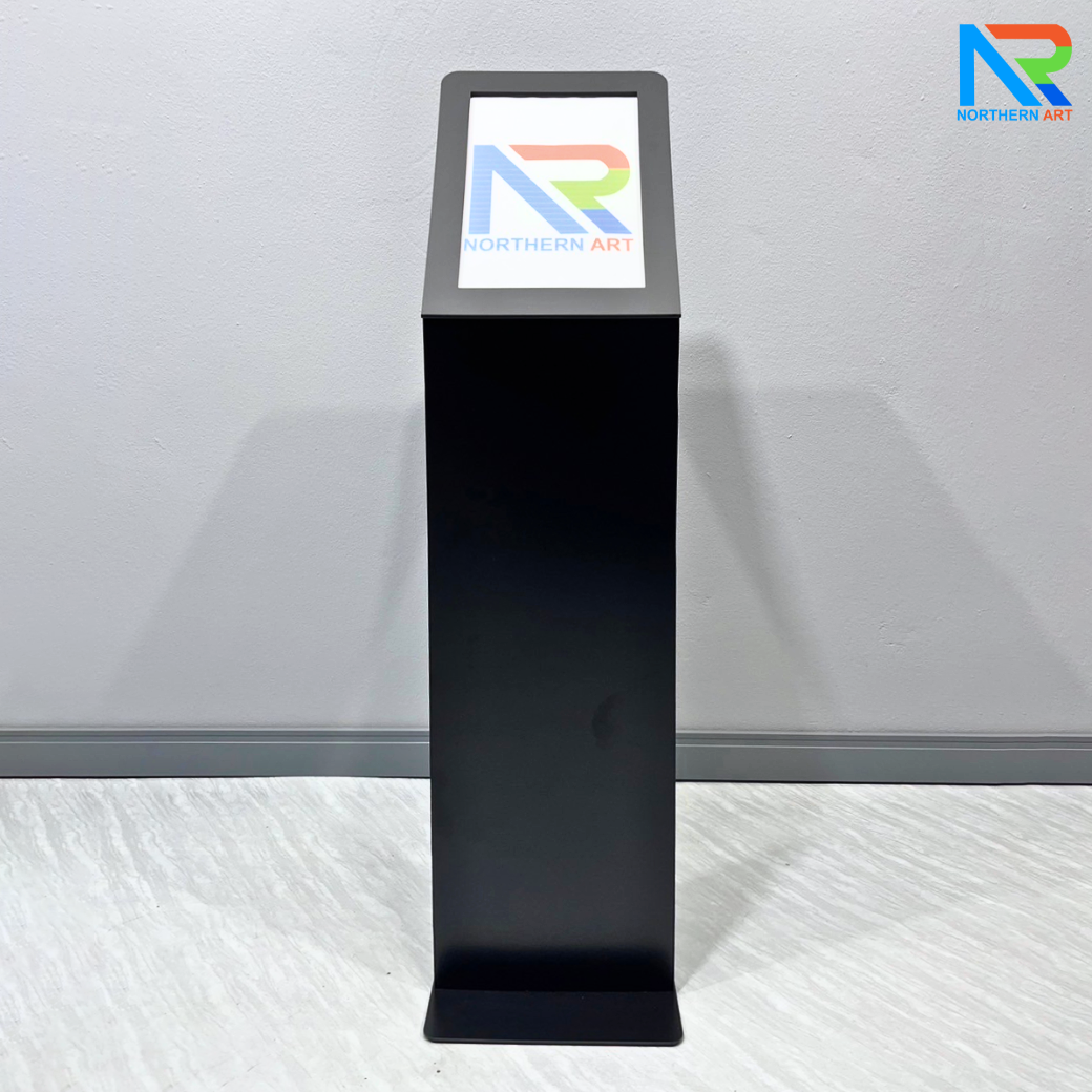 โปสเตอร์สแตนด์ตั้งพื้น รุ่นโชว์รูมรถ ขนาด A4 สีดำ สอดงานพิมพ์ด้านบน เปลี่ยนงานพิมพ์ง่าย ฐานมั่นคงแข็งแรง