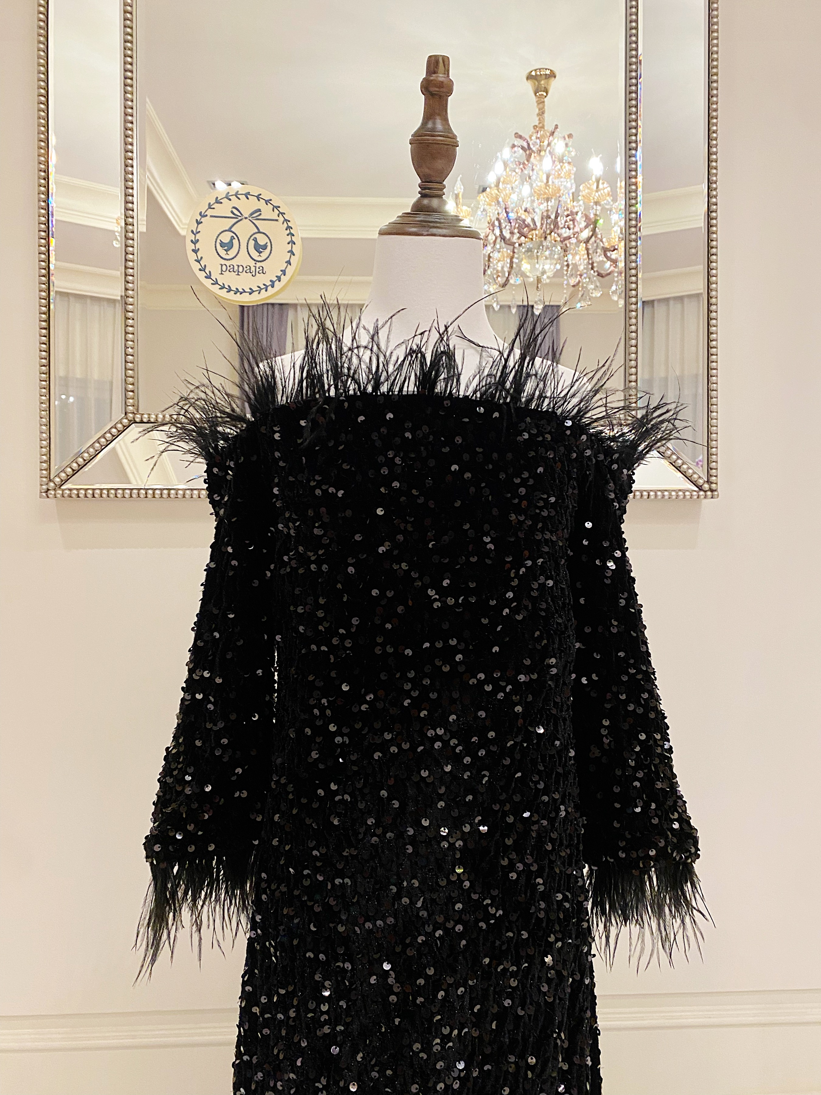 เดรสออกงานราตรีหางปลาแขนยาวสีดำปักเลื่อมเปิดไหล่ แต่งขนนกกระจอกเทศ สวยหรู