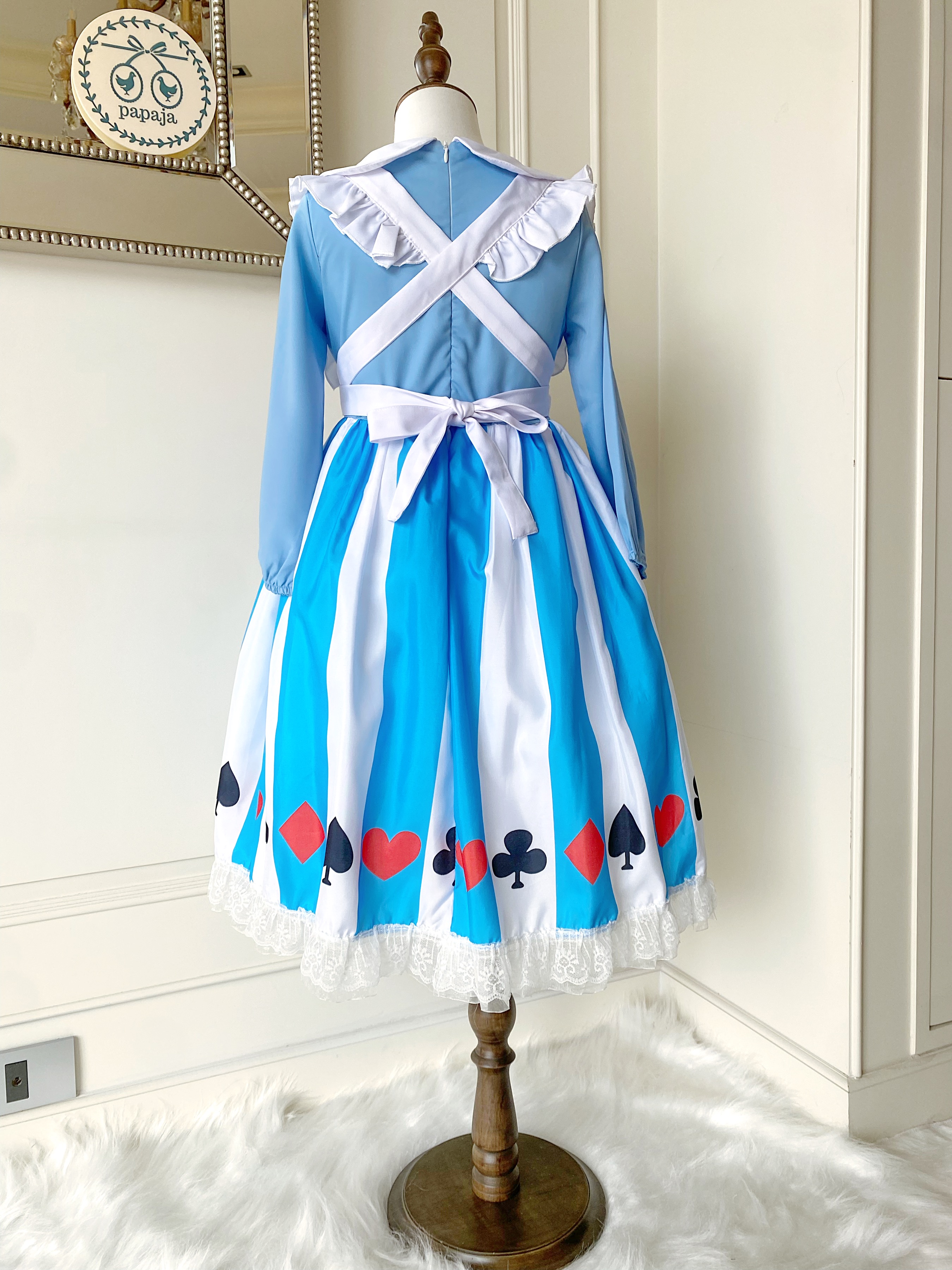 ชุดเจ้าหญิงอลิสแขนตุ๊กตาปกคอบัว (Alice in Wonderland) พร้อมที่คาดผมสีขาว และถุงเท้าเข้าชุด