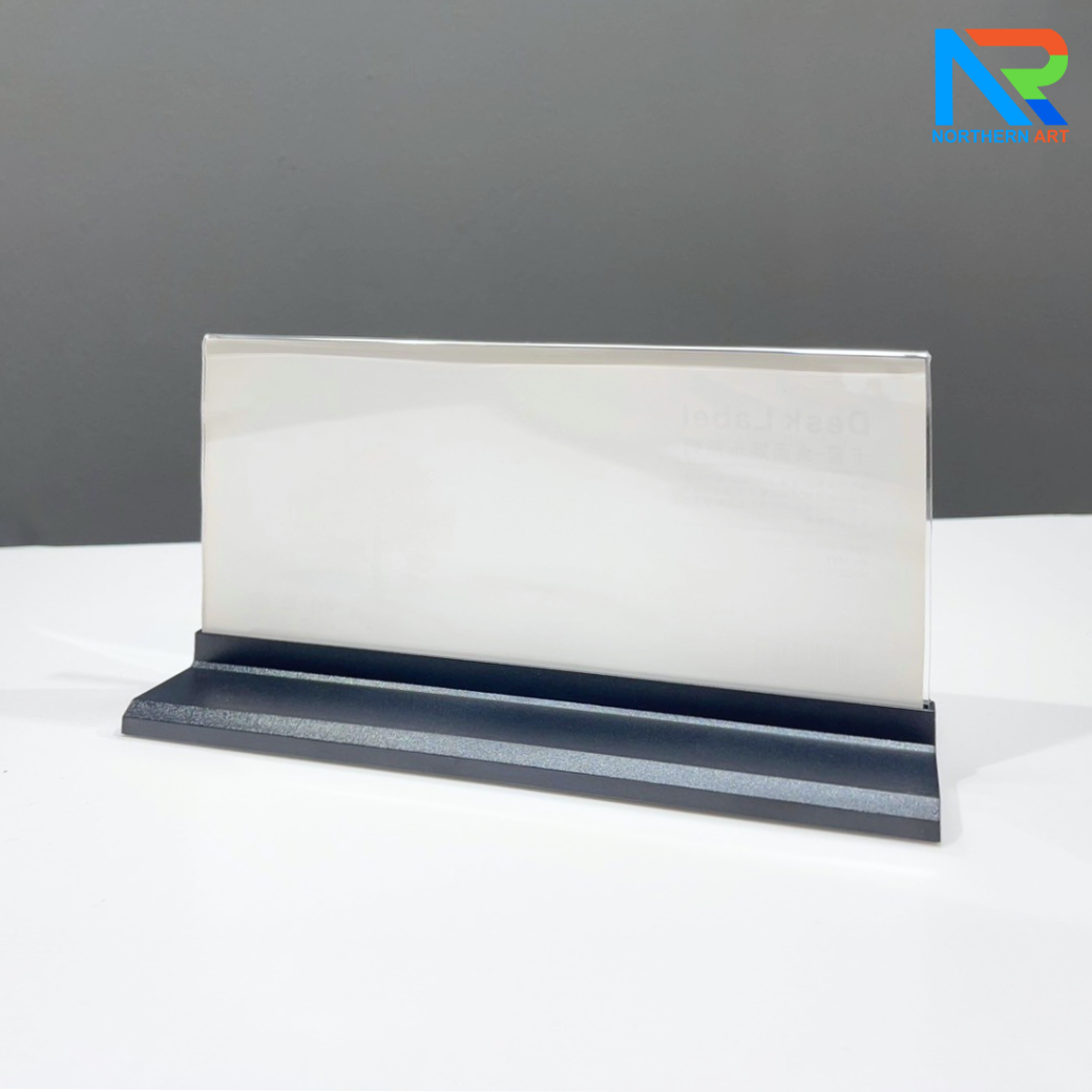 ป้ายชื่อตั้งโต๊ะ สีดำ ขนาด (W)21 x (D)7 x(H)11.5 โชว์งานพิมพ์ได้ 2 หน้า ถอดประกอบได้