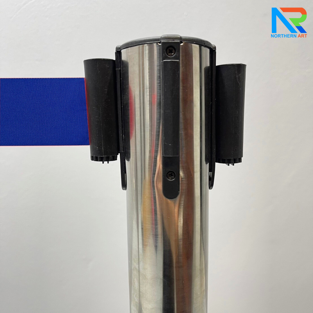 เสากั้นบริเขต สแตนเลส พร้อมสายผ้าดึงกลับอัตโนมัติ สีน้ำเงิน ( ราคาต่อเสา )