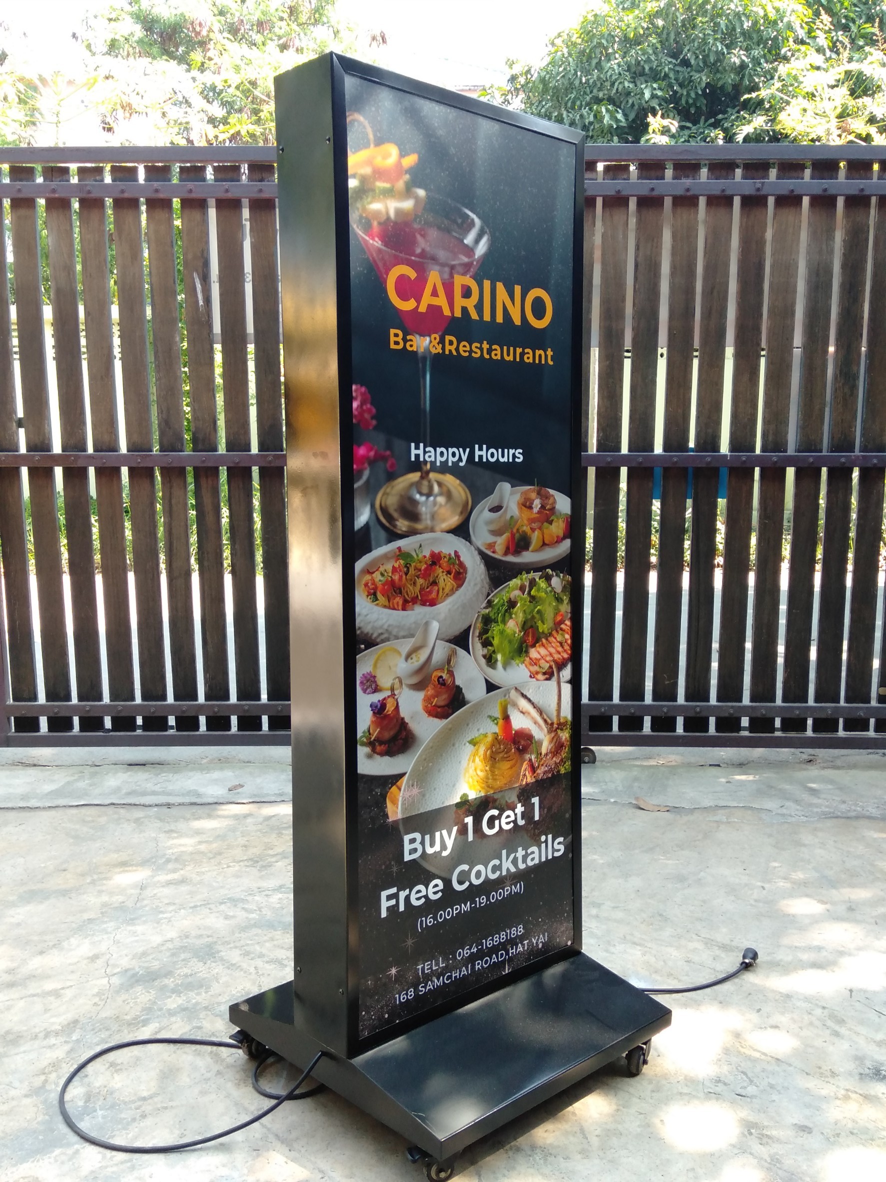 ตู้ไฟ LED ตั้งพื้น ฐาน SLOPE พร้อมล้อเลื่อน ขนาด 100x200 cm.พร้อมแผ่นอะคริลิค 2 แผ่น โชว์งานพิมพ์ 2 ด้าน เหมาะกับภายนอกอาคาร