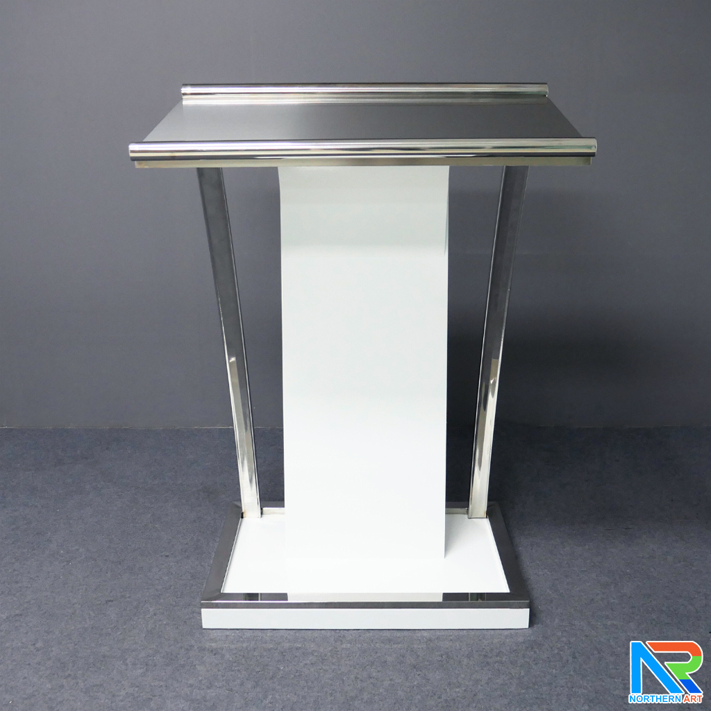 โพเดียมไม้ยืนคู่ Top หุ้มสแตนเลสยืนคู่ สีขาว ขนาด (W) 90x (L) 59 x (H) 120 cm. พร้อมตกแต่งเสาโค้งสแตนเลสเกรด 304