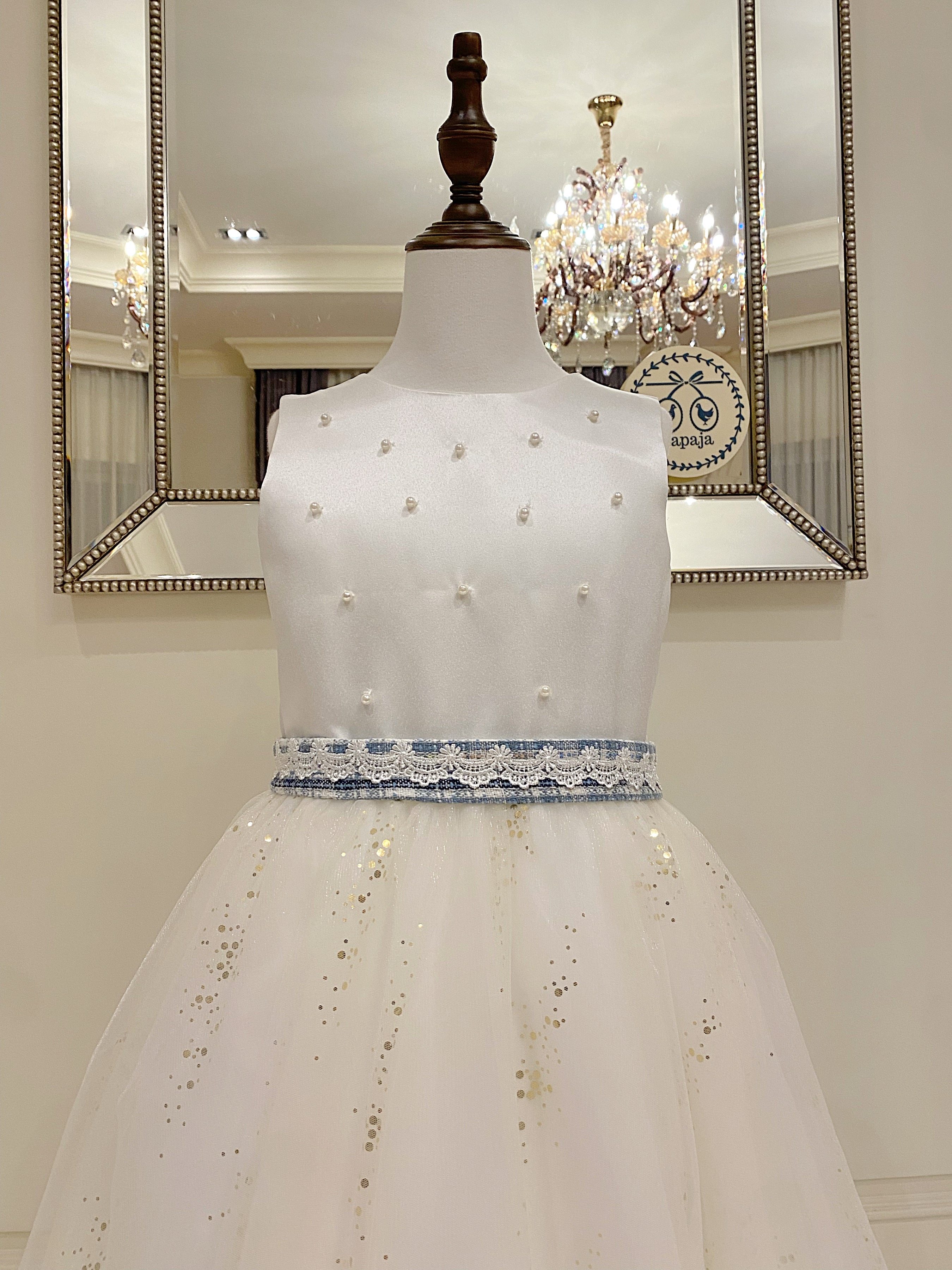 เดรสออกงานราตรียาวสีขาวครีม (งานไฮพรีเมี่ยม) ดีเทลปักไข่มุกบนตัวชุดด้านบน เอวแต่งลูกไม้