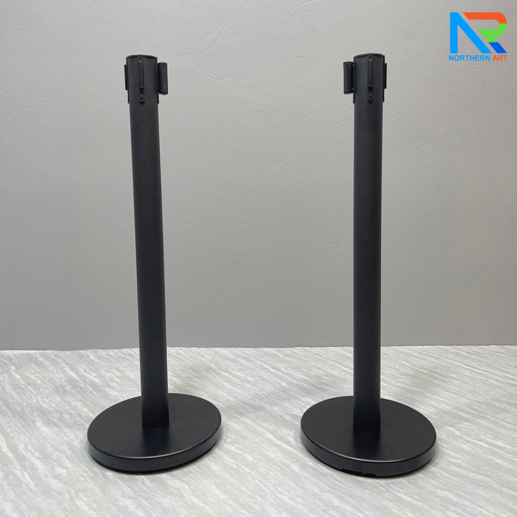 เสากั้นบริเขต เหล็กสีดำ พร้อมสายผ้าดึงกลับอัตโนมัติสีแดง