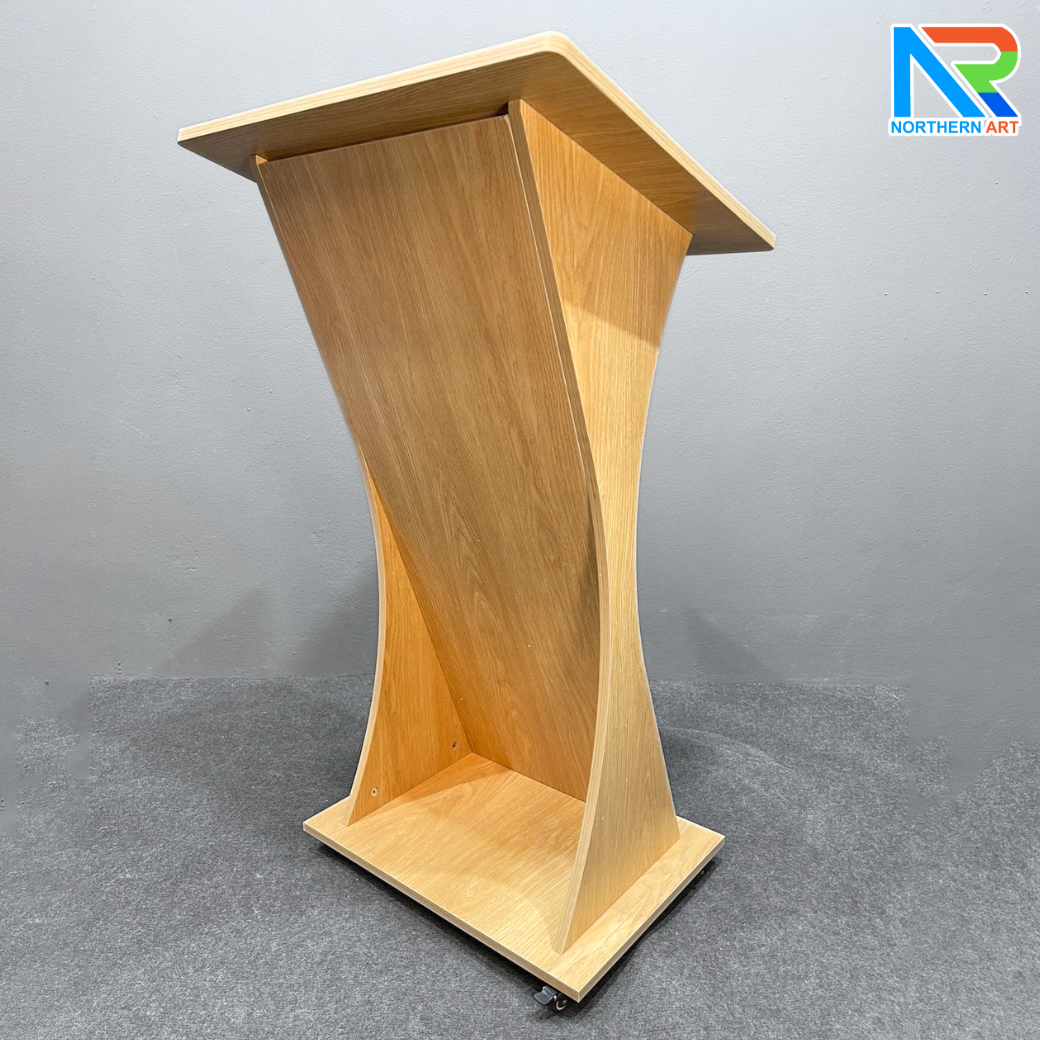 โพเดียมไม้ สีสักลายไม้ TOPเอียง ขนาด (W)60 x (L)50 x (H)108 cm. พร้อมล้อเลื่อนและชั้นวางของ