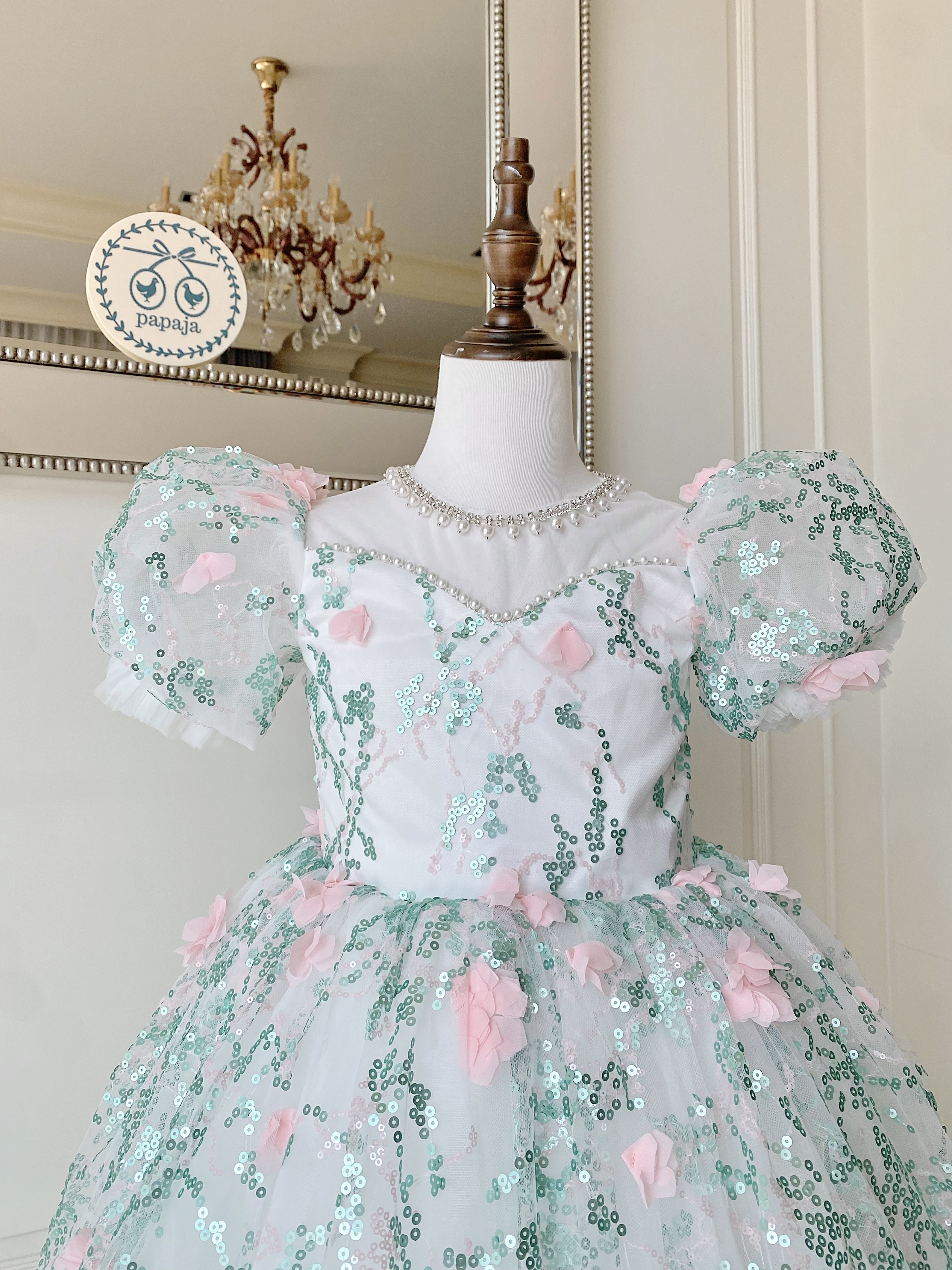 เดรสออกงานราตรียาวแขนตุ๊กตาสีขาวปักลายเถาวัลย์และดอกไม้ 3D สีชมพูอ่อน