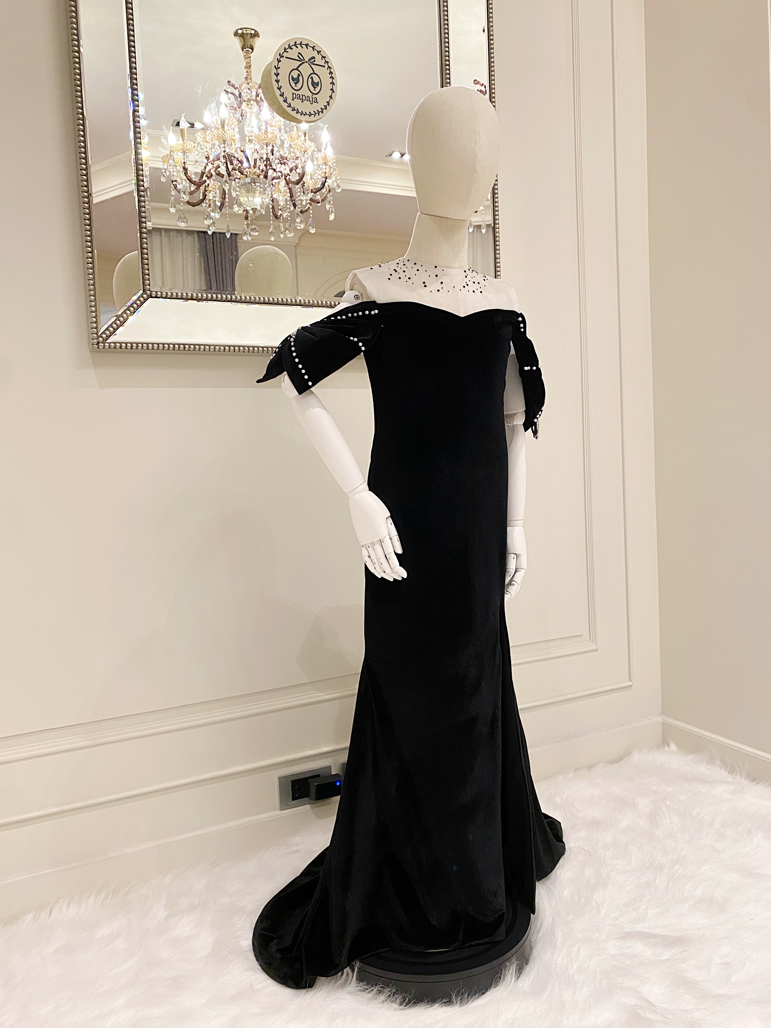 เดรสราตรียาวหางปลาสีดำแขนกุด ดีเทลประดับโบว์ที่ต้นแขน 2 ด้าน