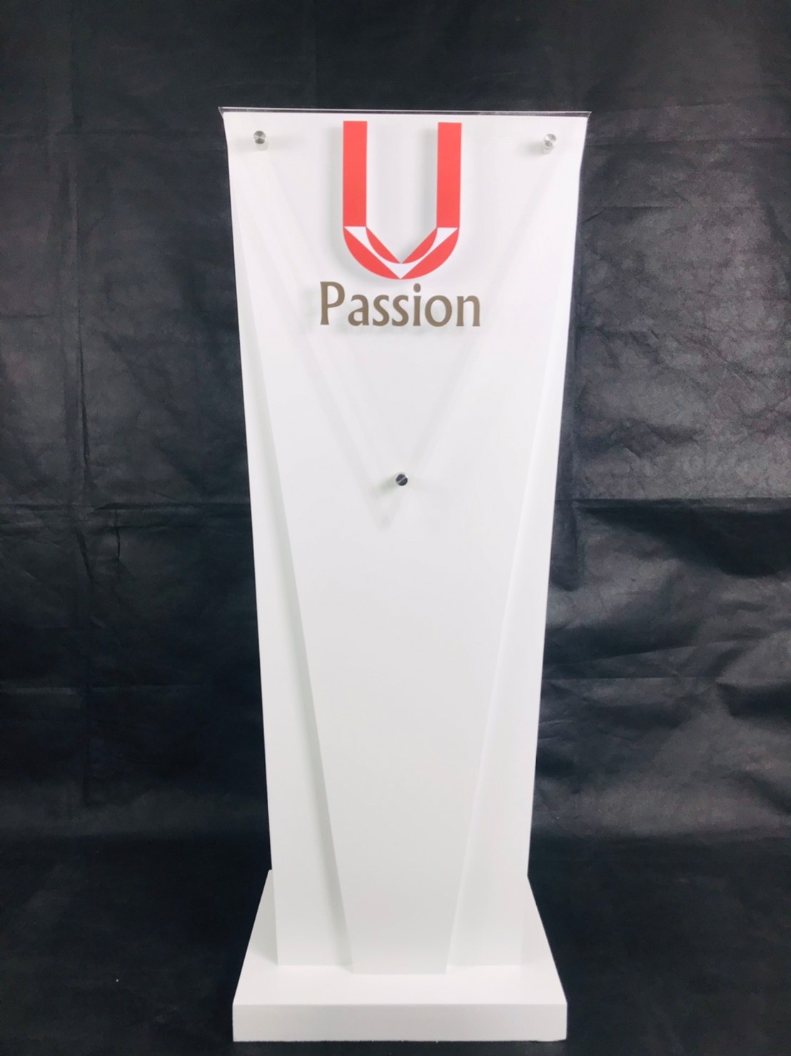 เช่าโพเดียมไม้สีขาว ทรงสามเหลี่ยม Triangle White Podium สีขาว ด้านหน้าอะคริลิคใส ติดหมุด (เฉพาะสาขาเชียงใหม่)