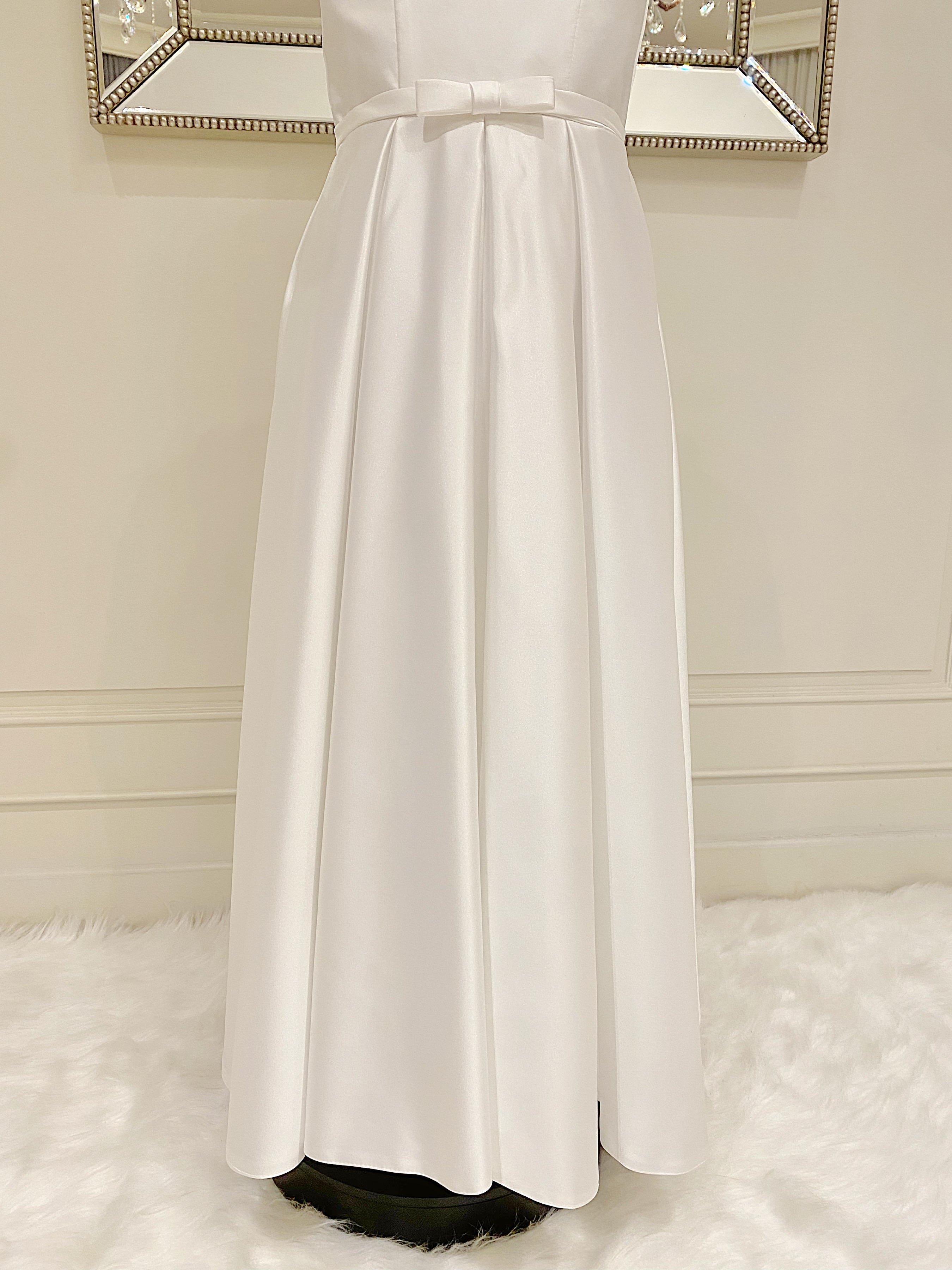 เดรสราตรียาวสีขาวออฟไวท์ แขนกุด ทรงเรียบหรูมินิมอล (งานไฮพรีเมี่ยม) ดีเทลประดับโบว์เล็กๆ ช่วงเอว