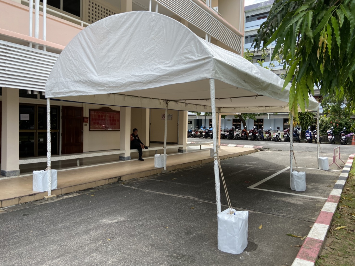 เต็นท์เช่าขนาดกว้าง4ยาว8เมตร(4x8) ทรงโค้งสีขาวเหมาะสำหรับงานจัดงานทุกประเภท