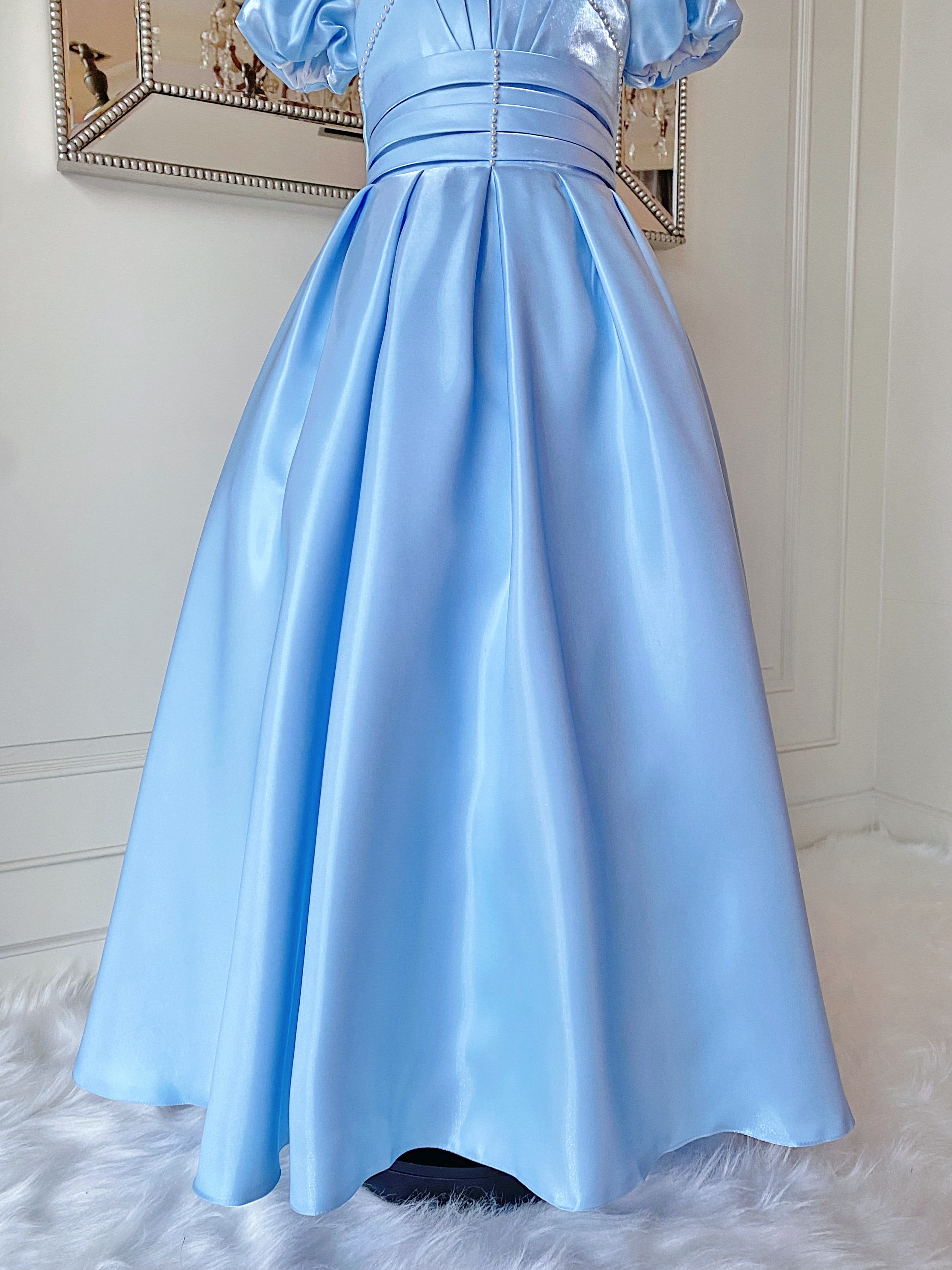 เดรสราตรียาวสีฟ้าครามแขนตุ๊กตา ดีเทลจับเดรปช่วงบนและเอว ผ้าดัสเชสเนื้อไหมแก้ว ชุดนี้คัตติ้งและผ้าสวยมากๆ