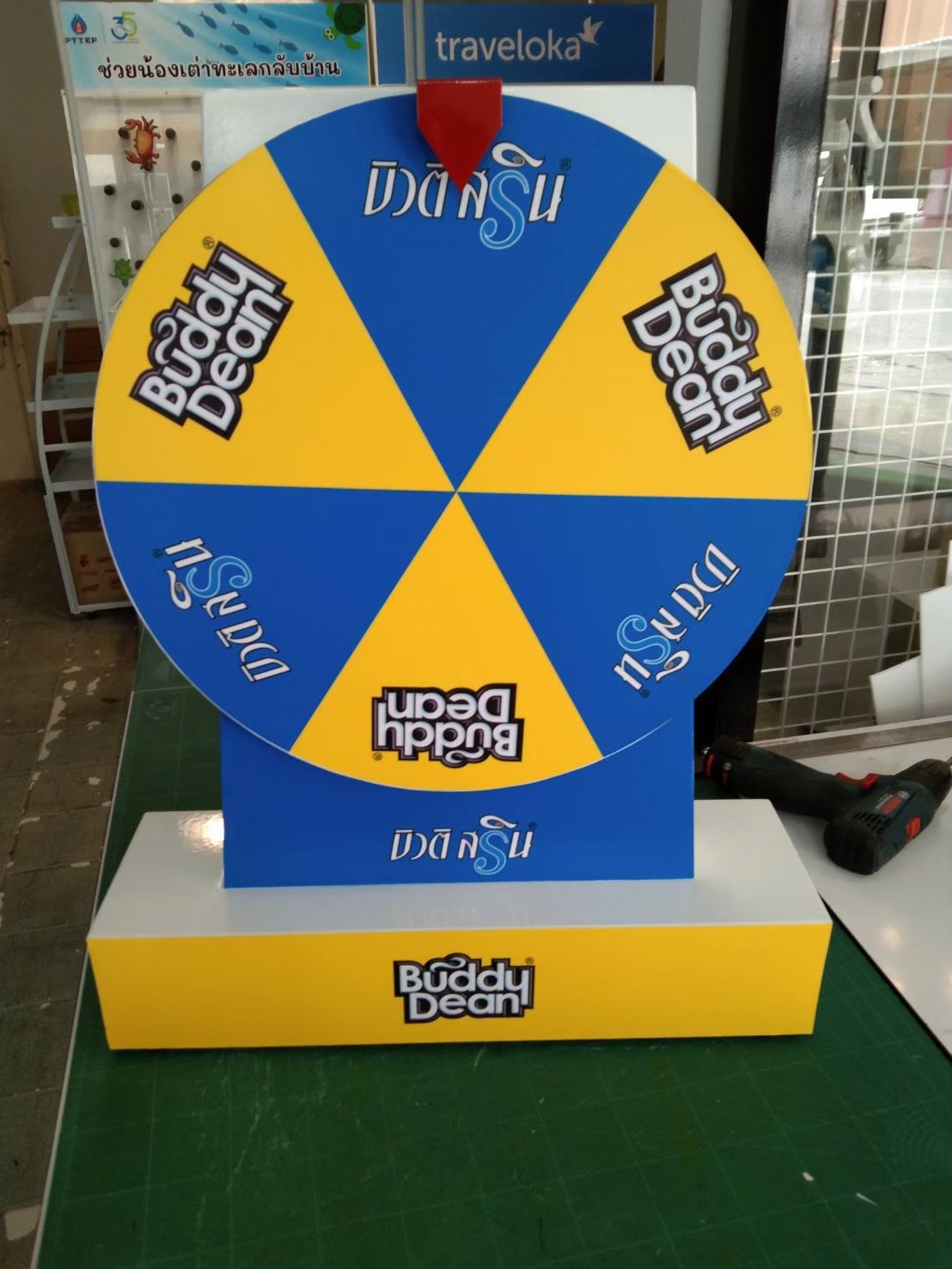 เกมส์วงล้อตั้งโต๊ะ รุ่นเหล็ก ขนาดวงล้อ 40 ซม. สูง 60 cm. สีขาว พร้อมงานพิมพ์สติ๊กเกอร์ ออกแบบได้ตามความต้องการ