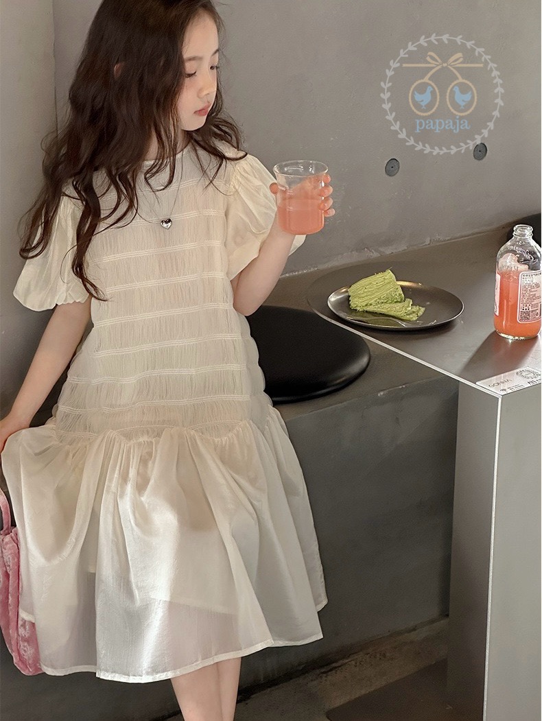 เดรสแขนสั้นสีขาวครีมจับสม๊อค
