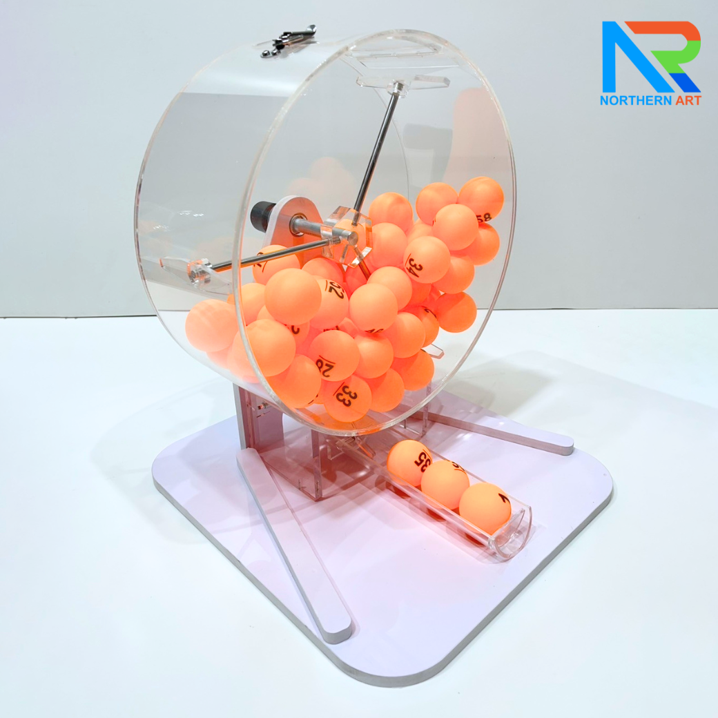 เกมส์จับฉลากมือหมุน ตั้งโต๊ะ ขนาด (W)31.5 X (L)35 X (H)38 cm. หมุนได้ 360 องศา พร้อมลูกบอลตัวเลข 1-60 จำนวน 60 ลูก