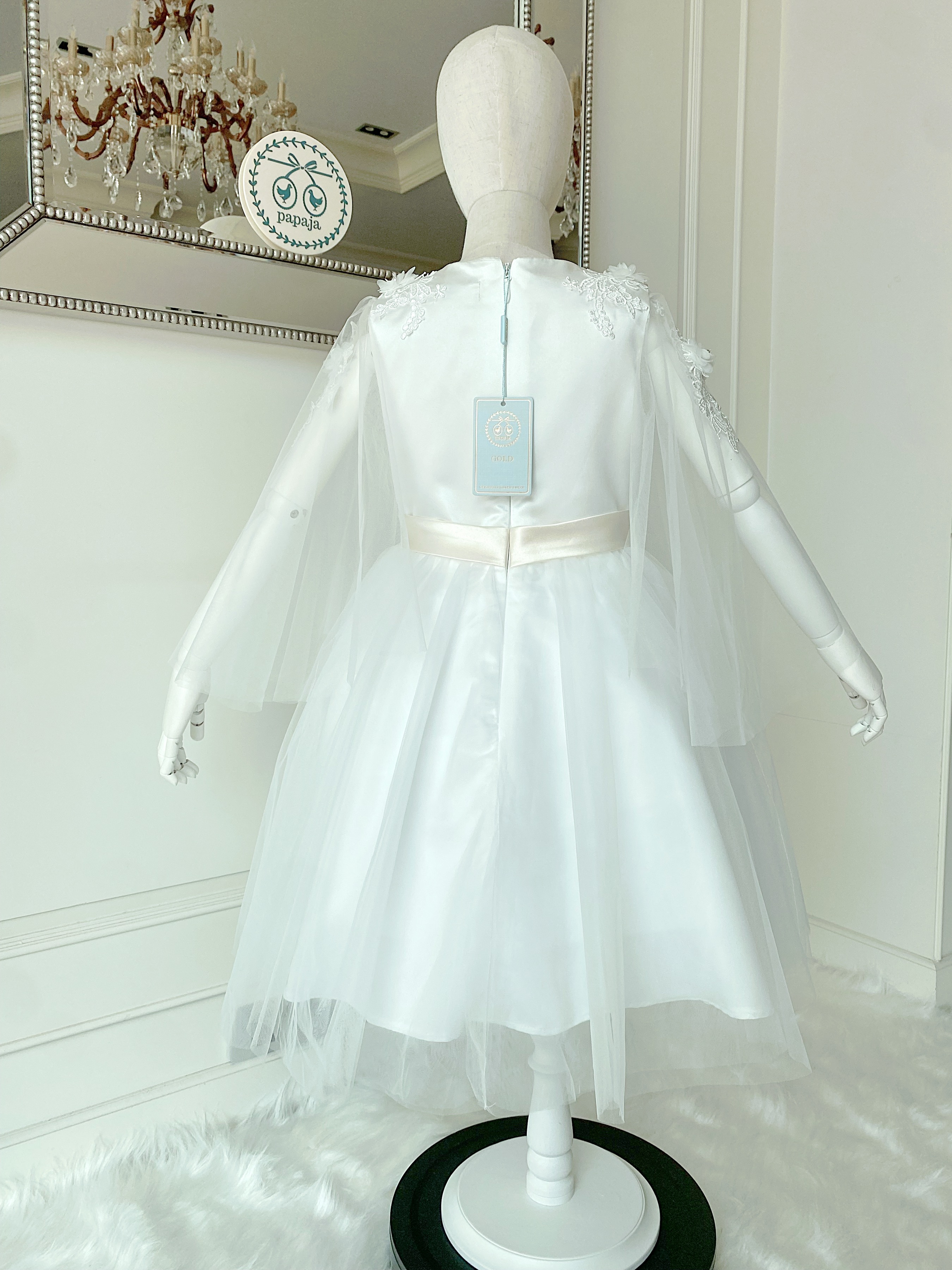 เดรสราตรีสั้นสีขาวออฟไวท์แขนกุด (งานไฮพรีเมี่ยม) ดีเทลประดับลูกไม้ที่หัวไหล่