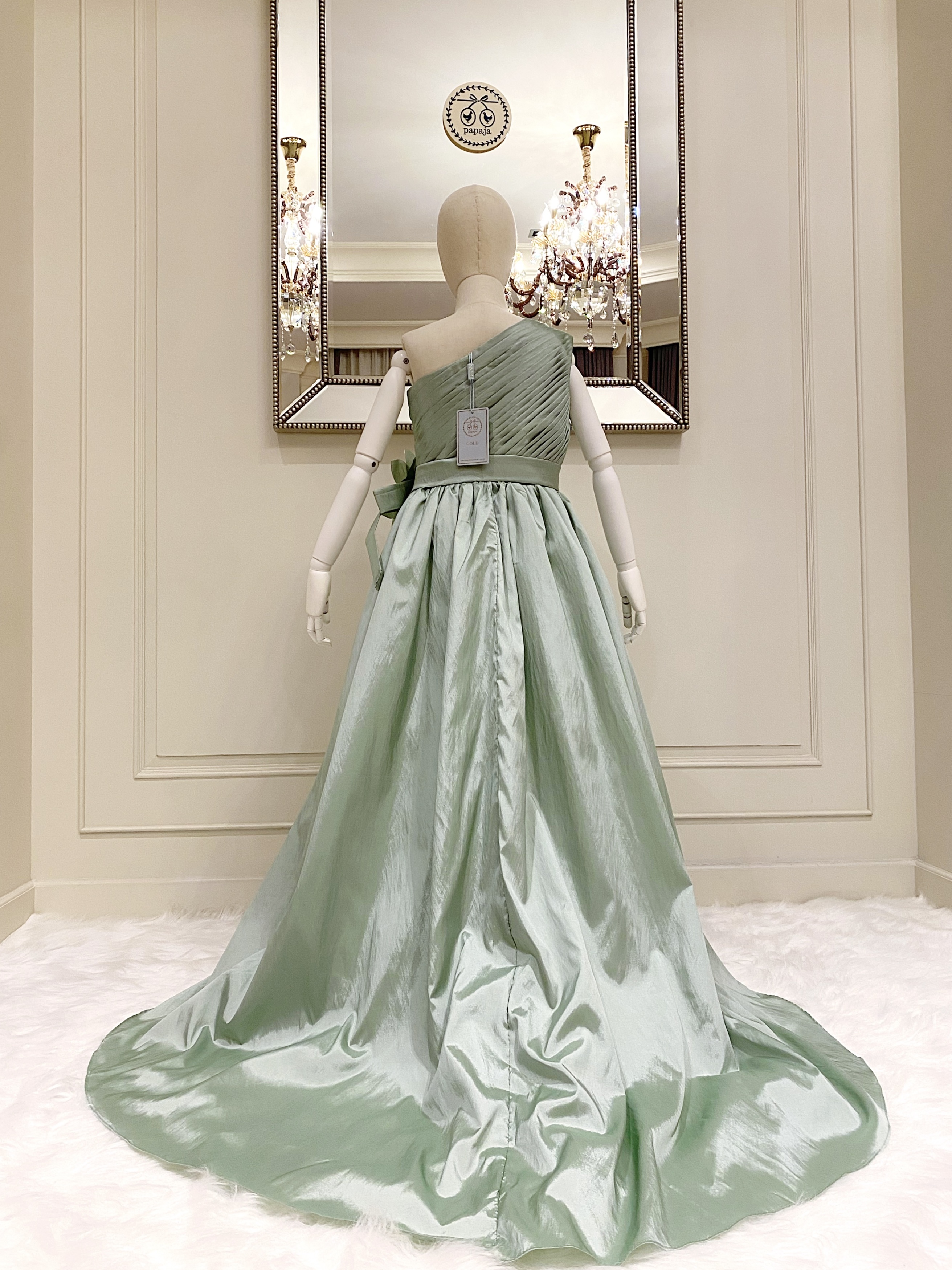 เดรสออกงานราตรียาวไหล่เดียวสีเขียวพาสเทล (งานไฮพรีเมี่ยม) ดีเทลจับเดรปกระโปรงบานยาวแบบหางปลา