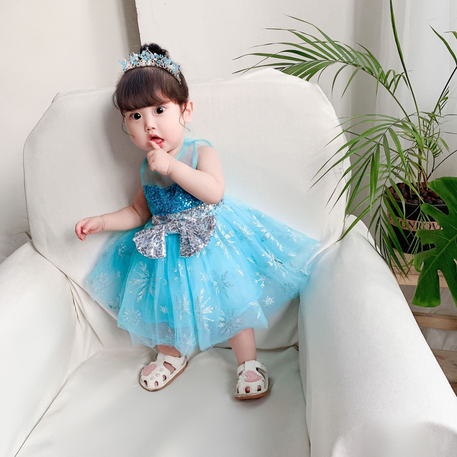 ชุดเจ้าหญิงเอลซ่า รุ่นเด็กเล็ก แขนกุดปักเลื่อมพร้อมผ้าคลุมสกรีนลาย Snow Flake