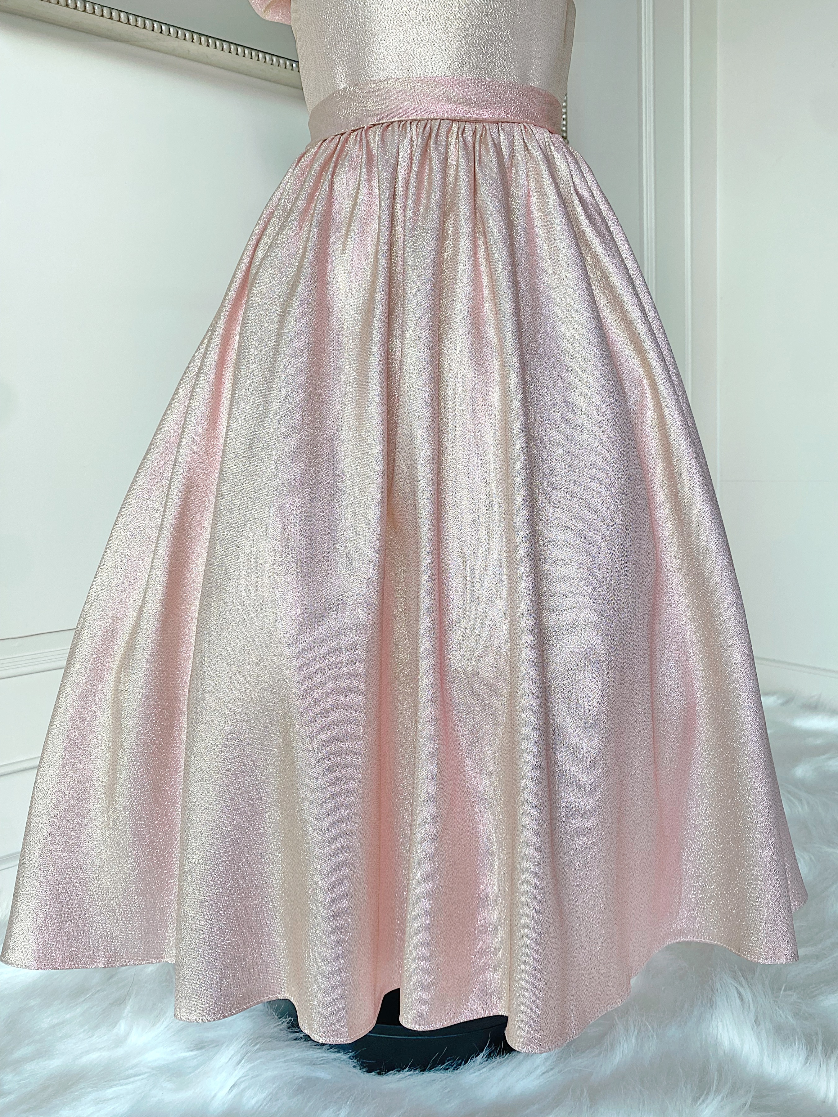 เดรสออกงานราตรียาวแขนกุด สีชมพูพาสเทล เหลือบเมทาลิคสีชมพูพีชอมนู้ด เรียบหรูผู้ดีที่สุด