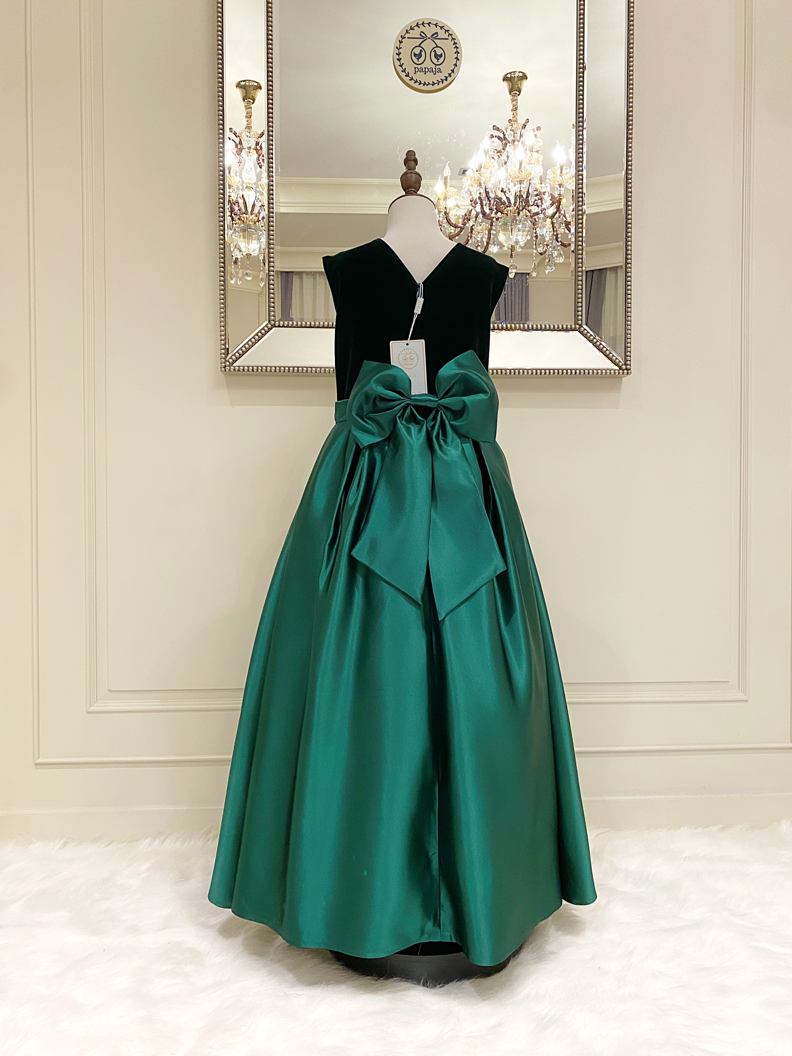 เดรสราตรียาวสีเขียวแขนกุด สีเขียวสวยผู้ดีมาก ดีเทลกำมะหยี่ตัดกับช่วงล่างผ้าซาติน ด้านหลังมีโบว์