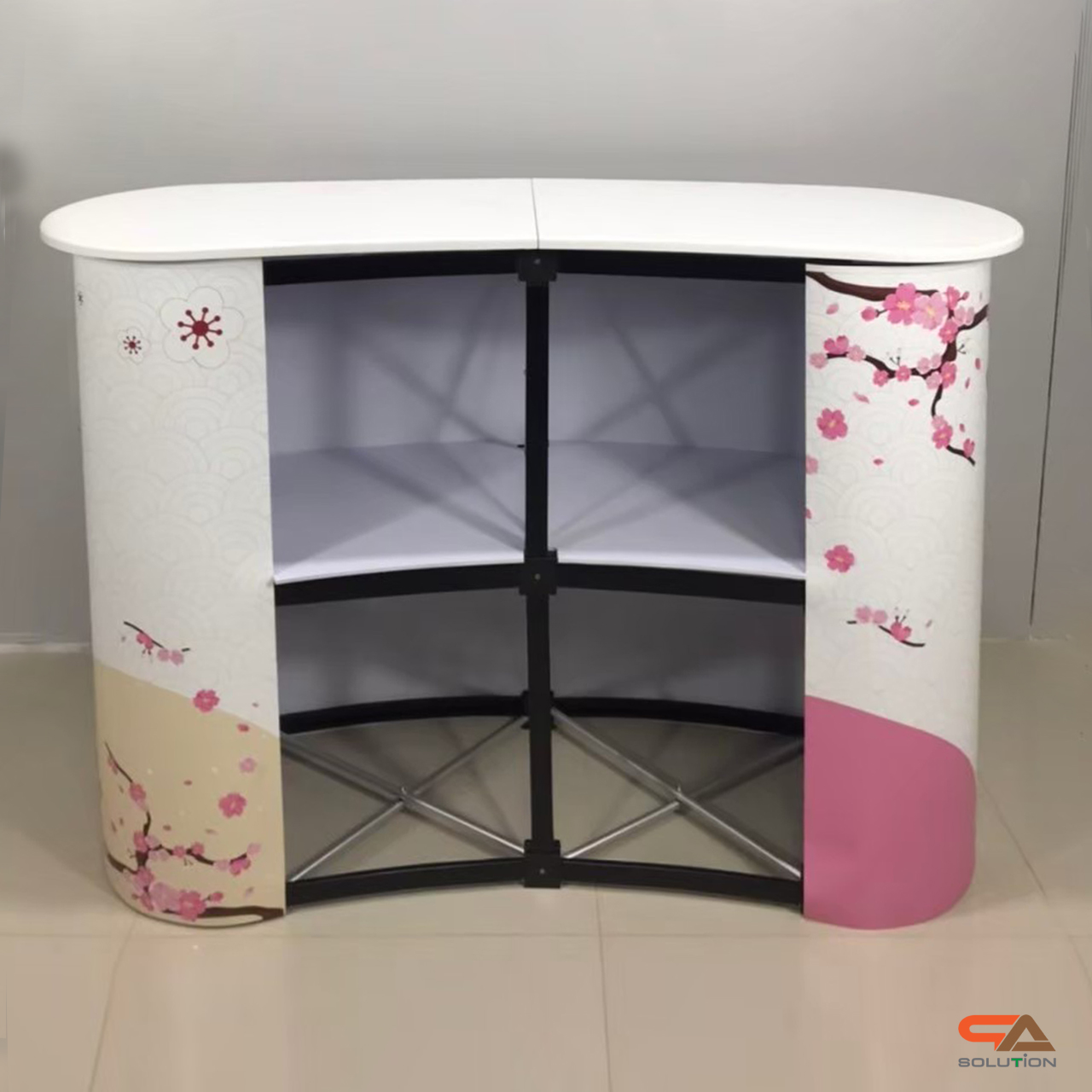 เคาน์เตอร์ออกบูธ รุ่นโค้ง TOPสีขาว มีชั้นวาง ขนาด (W)131 x (D)39 x (H) 87 cm.โครงอะลูมิเนียม พับเก็บได้ เคลื่อนย้ายสะดวก