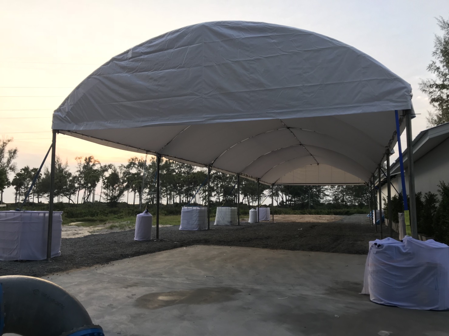 เต็นท์โดม ขนาดกว้าง 8 เมตร ความยาวไม่จำกัด ทรงโค้งสีขาวเหมาะสำหรับงานจัดงานทุกประเภท