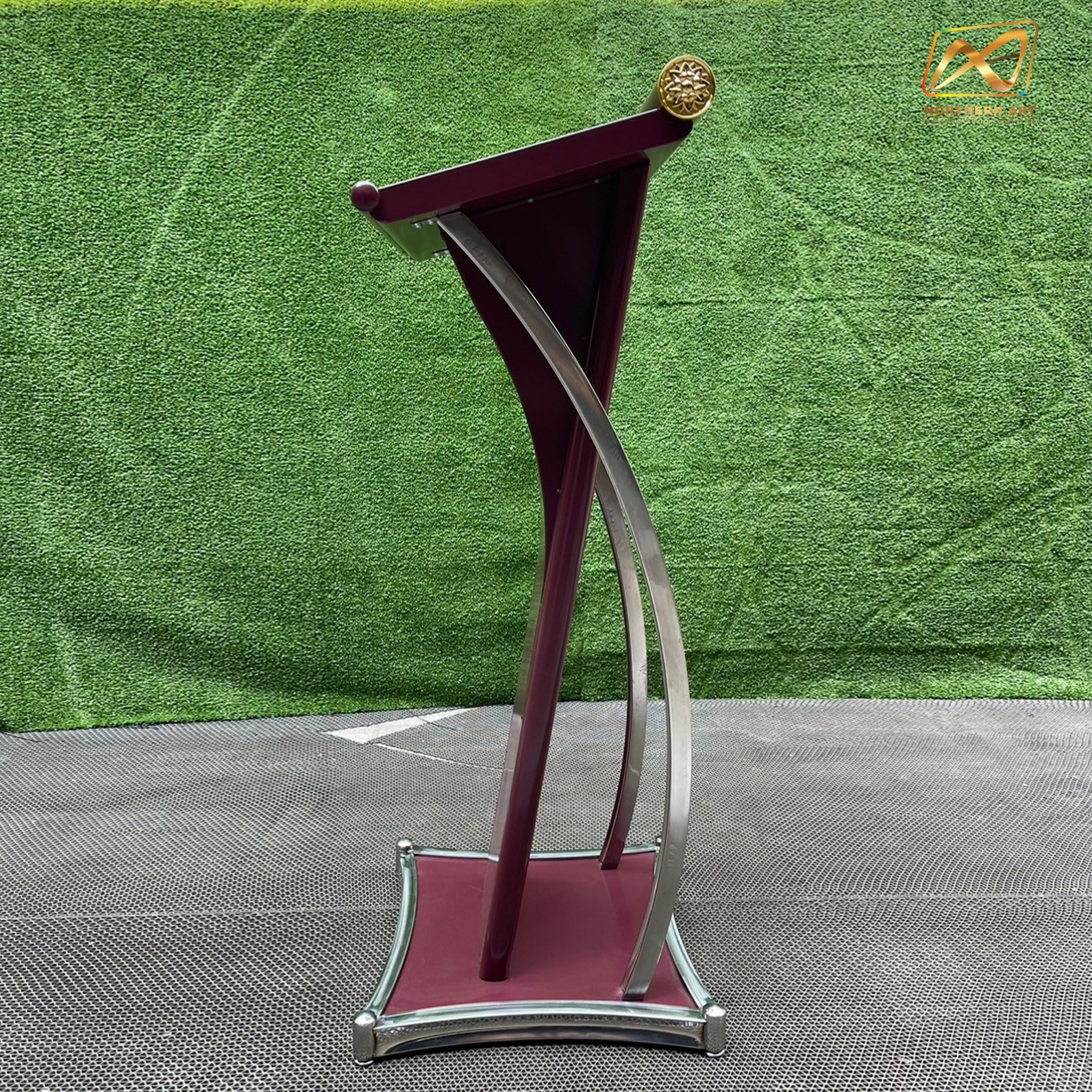 โพเดียมเหล็ก สีโอ๊คแดง ตกแต่งเสาโค้งสแตนเลสสีเงิน ขนาดTOP (W)48 x (L)39 สูง 117 cm.