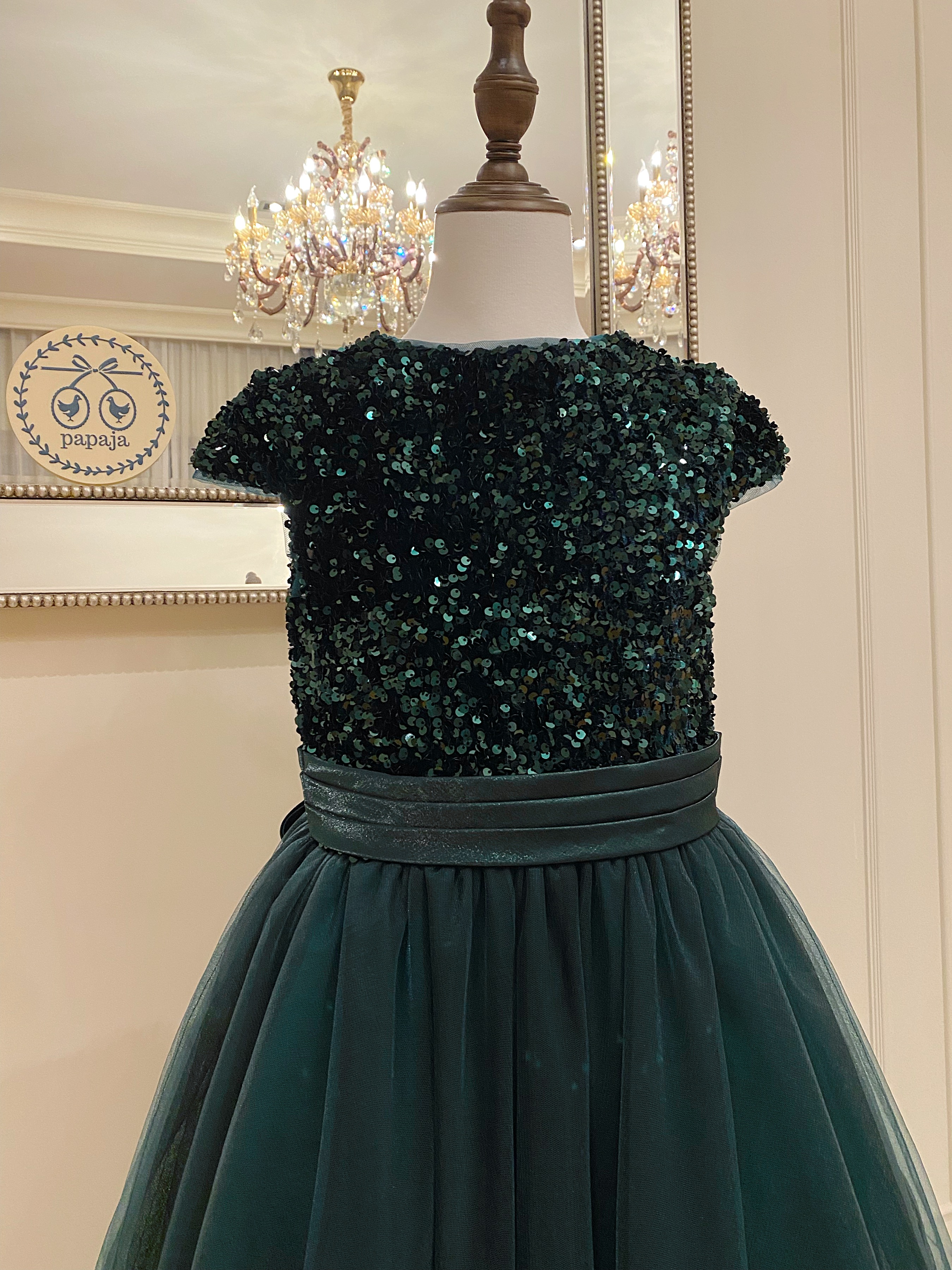 เดรสออกงานราตรียาวแขนสั้น (งานไฮพรีเมี่ยม) ดีเทลปักเลื่อมสีเขียวเข้ม