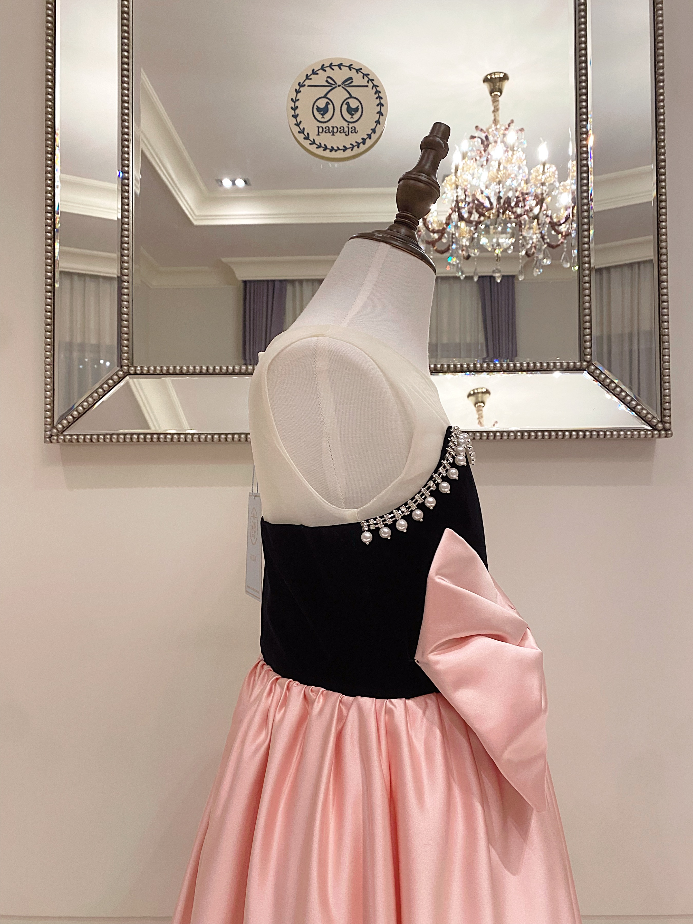 เดรสออกงานราตรียาวแขนกุดทูโทน สีดำตัดสีชมพูพาสเทล ดีเทลปักไข่มุกและเพชร