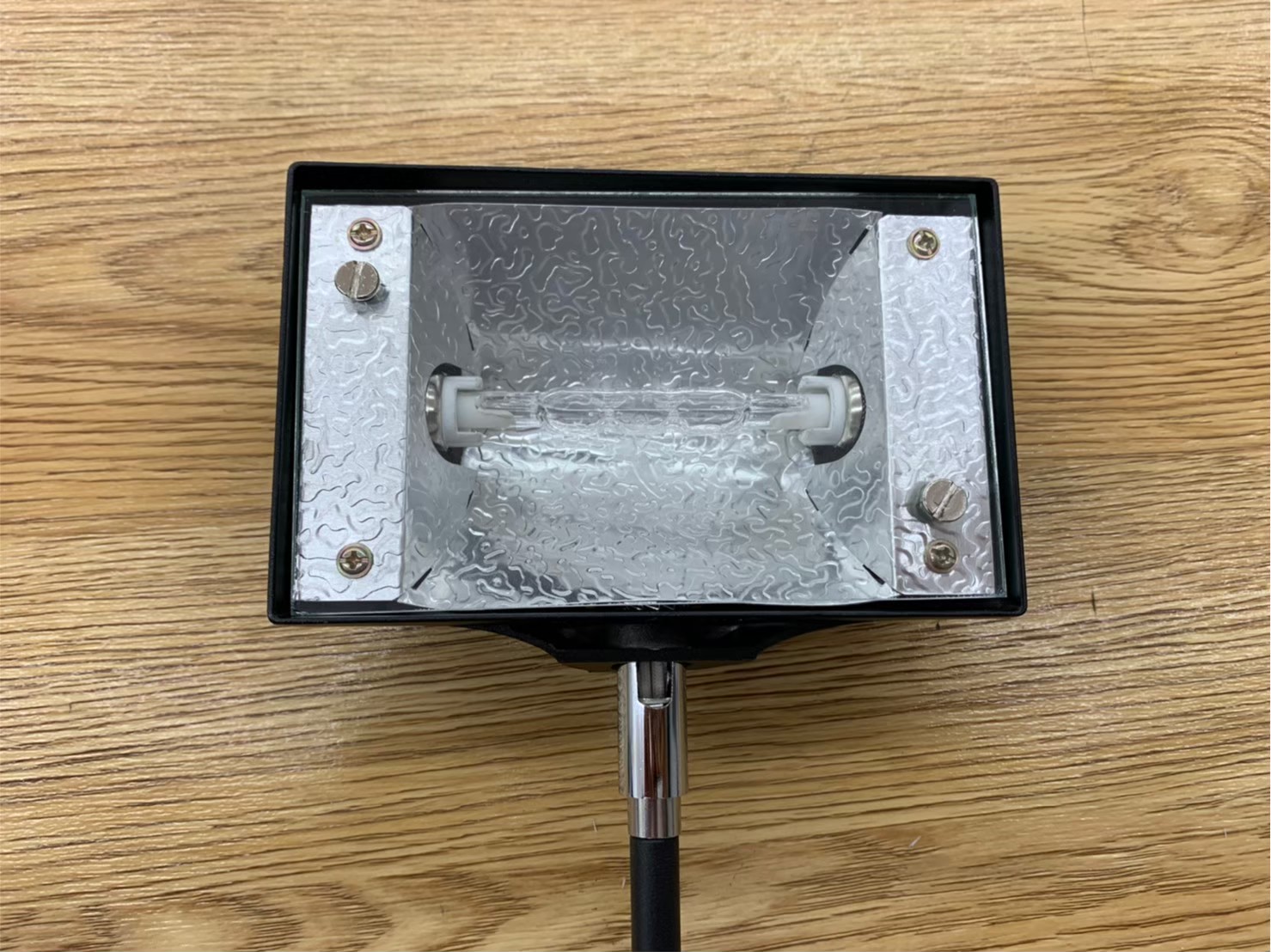 โคมไฟแบคดรอบ พร้อมขายึด รุ่น HALOGEN กําลังไฟสูงสุด 150 วัตต์ แสงสีเหลืองนวล