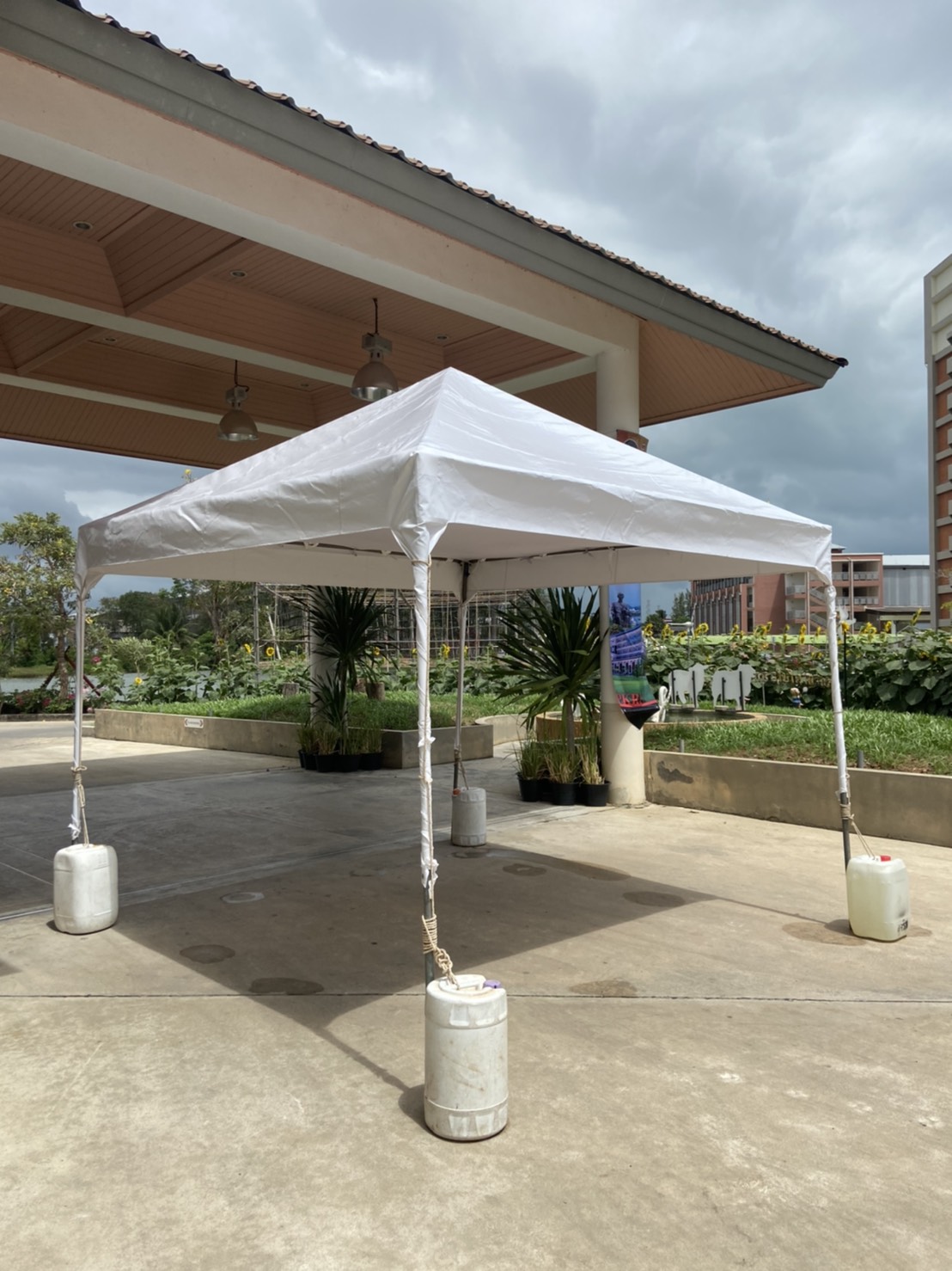 เต็นท์เช่าขนาดกว้าง3ยาว3เมตร(3x3) ทรงปิรามิดสีขาวเหมาะสำหรับงานจัดงานทุกประเภท