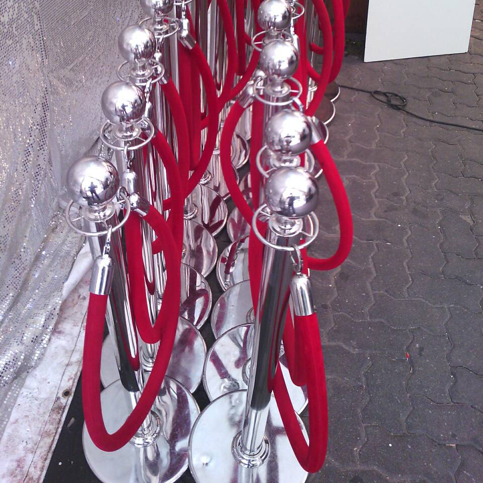 เช่าเสากั้นบริเขต สแตนเลสหัวกลมสีเงิน พร้อมสายผ้าคล้อง สีแดง ดำ น้ำเงิน ม่วง ชมพู ขาว ( ราคาต่อเสา )