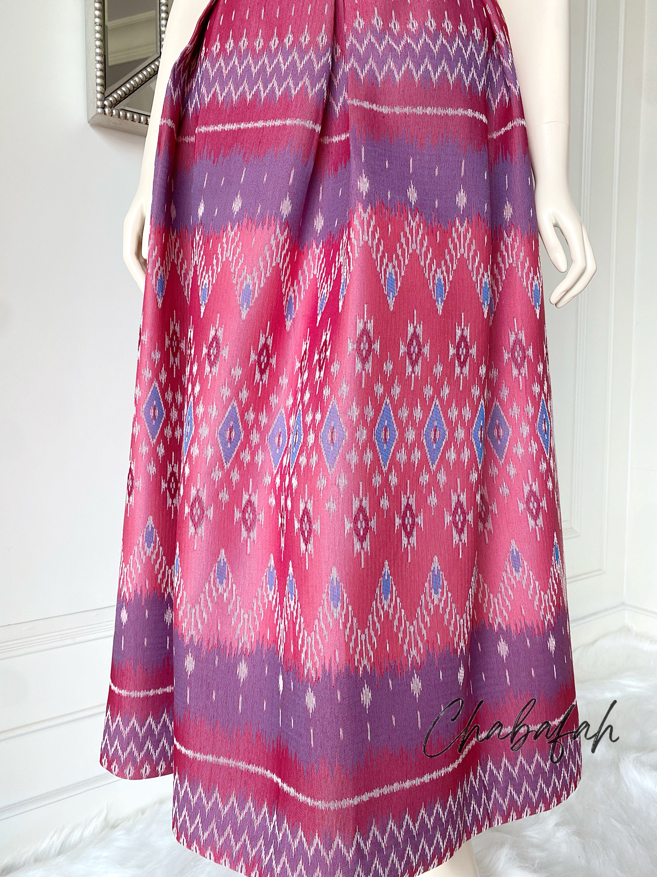 (No. 005) กระโปรงผ้าฝ้ายไทยทอเครื่อง สีแดง ทรงทวิส แบรนด์ Chabafah (ชบาฟ้า)