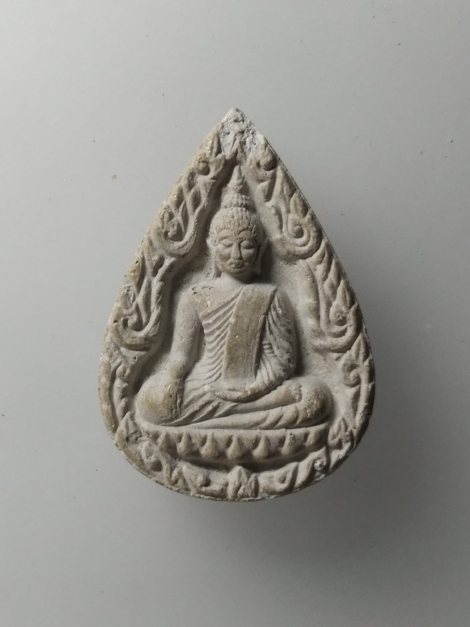 H047 พระพุทธเนื้อผงพิมพ์หยดน้ำ วัดเชียงรากน้อย อ.บางไทร จ.อยุธยา สร้างปี 2542