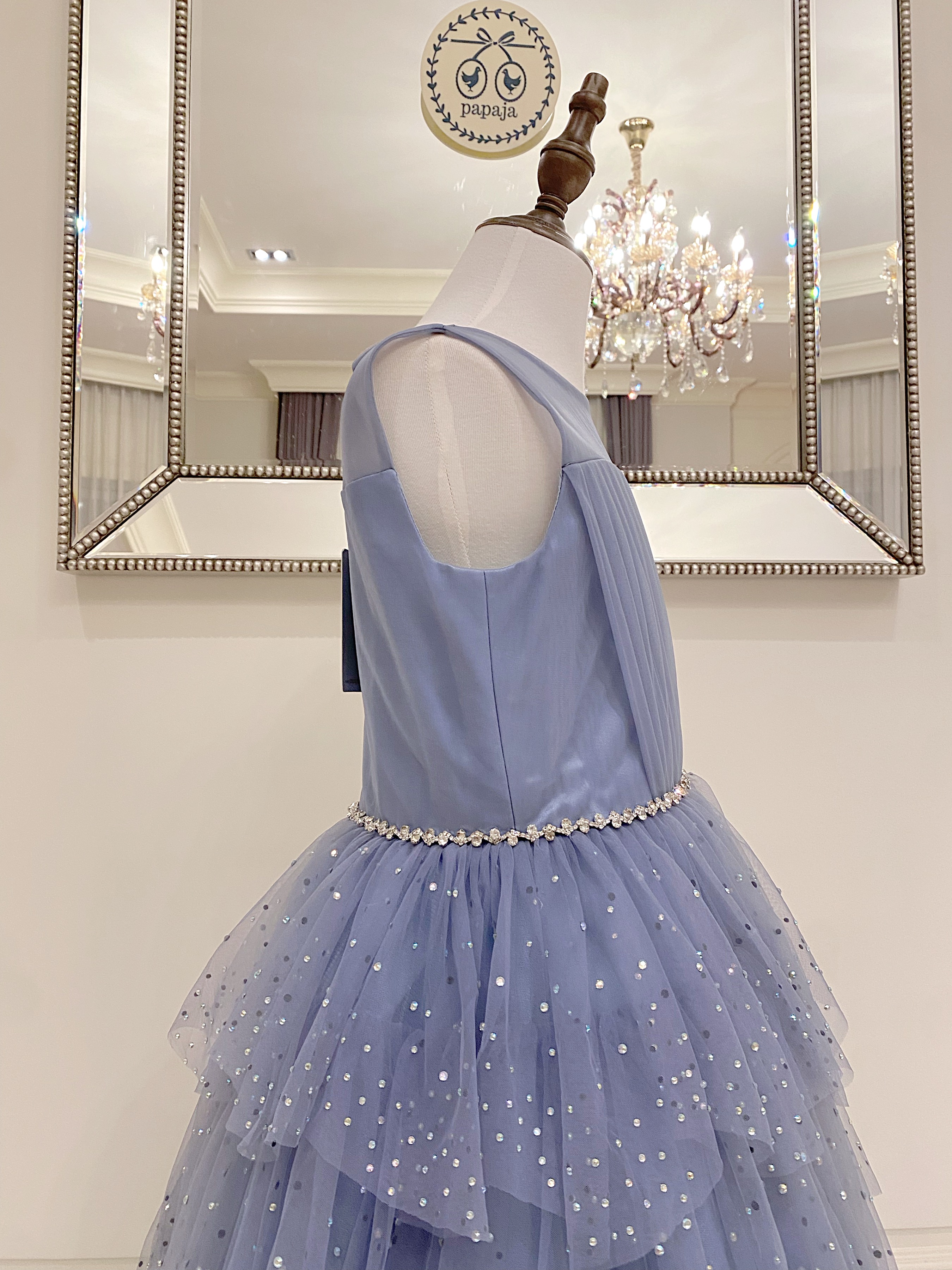 เดรสราตรียาวสีฟ้าครามแขนกุด (งานไฮพรีเมี่ยม) ดีเทลกระโปรงระบายประดับคริสตัล Swarovski แท้ทีละเม็ดด้วยมือ