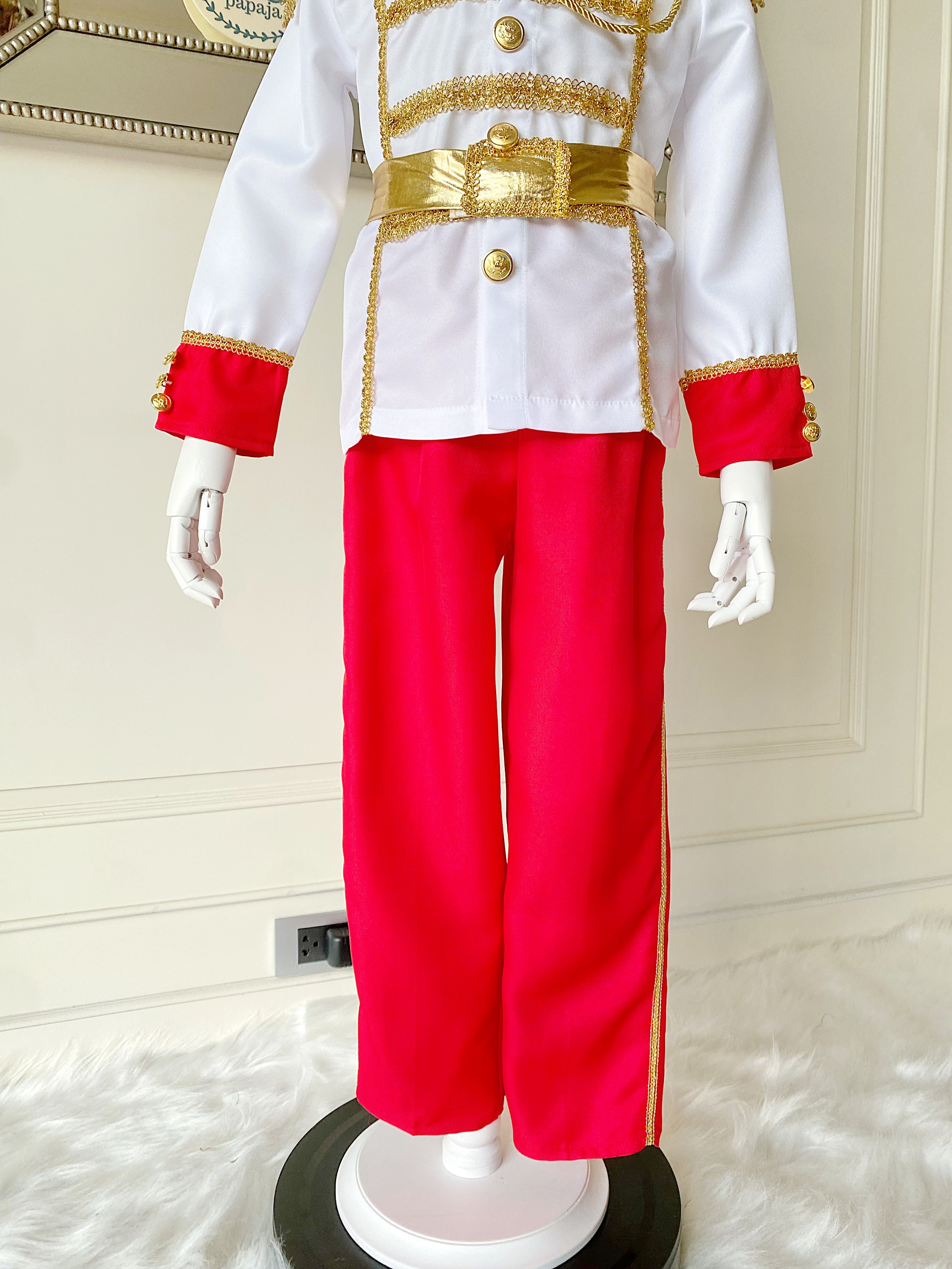 (เซต 3 ชิ้น) ชุดเจ้าชายรูปงามเสื้อขาวกุ๊นลูกไม้สีทอง สไตล์เจ้าชายอังกฤษ กางเกงสีแดง (ชุด+เข็มขัด+มงกุฏลูกไม้)