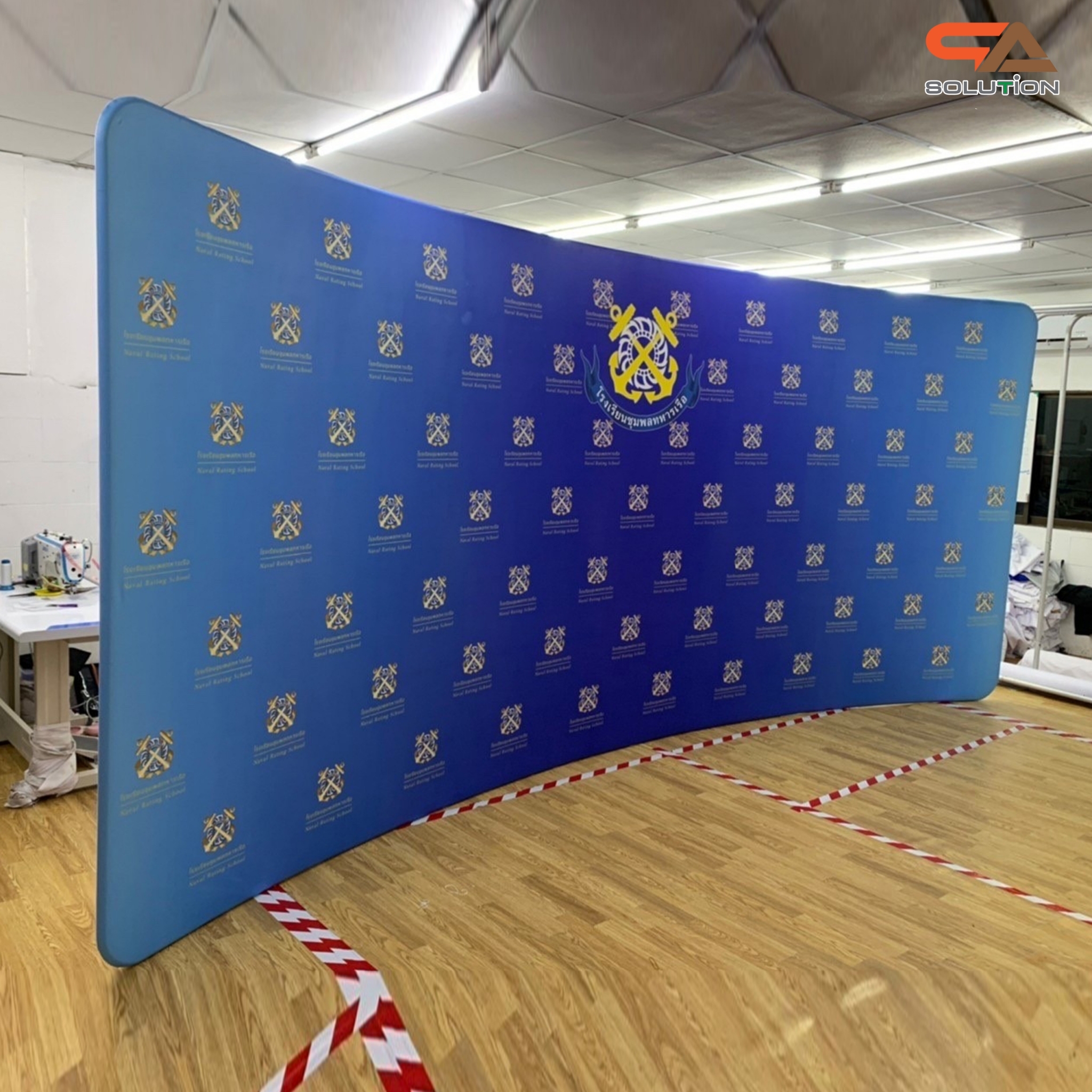 แบคดรอปผ้า Fabric Backdrop รุ่น Curved wall รุ่นโค้ง ขนาด (W)243.8-596 x (H)228 cm.โครงอะลูมิเนียม ถอดประกอบได้ พร้อมกระเป๋าใส่อุปกรณ์ 1 ใบ