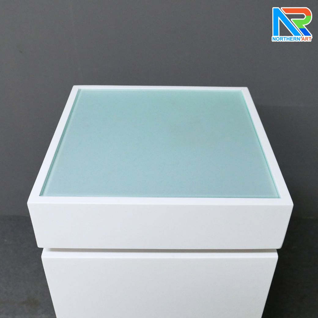 แท่นโชว์สินค้า สีขาว พร้อมไฟLED สีฟ้า ขนาด (W)40 x (L)40 x (H)100 cm. TOP กระจก