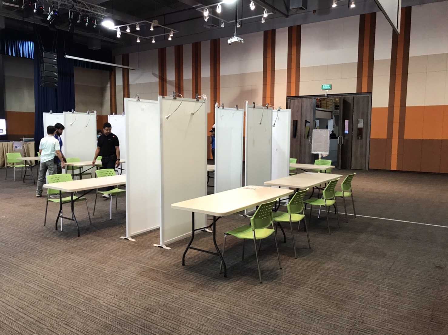 เช่าบอร์ดนิทรรศการ แบบตั้งเดี่ยวพร้อมโคมไฟ ขนาด 100x200 ซม. บริการติดตั้งพร้อมรื้อถอน