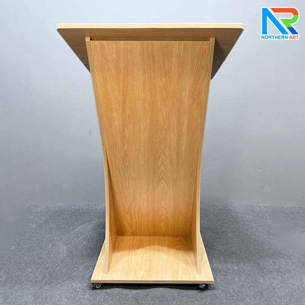 โพเดียมไม้ สีสักลายไม้ TOPเอียง ขนาด (W)60 x (L)50 x (H)108 cm. พร้อมล้อเลื่อนและชั้นวางของ