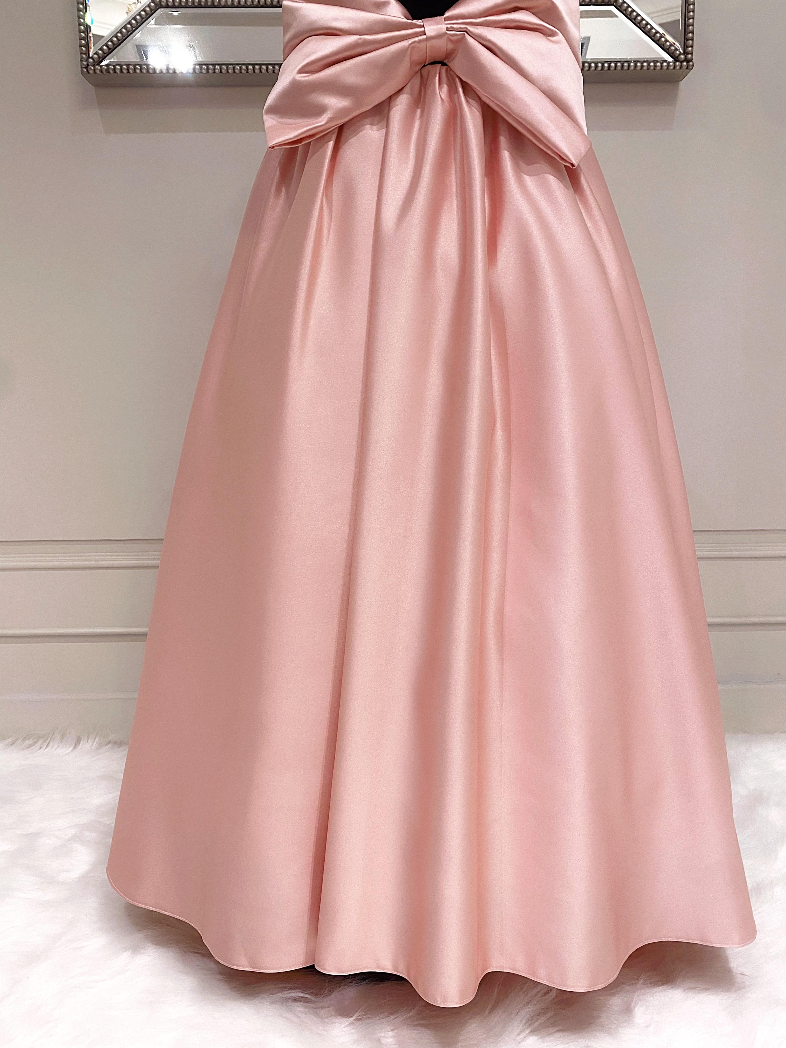 เดรสออกงานราตรียาวแขนกุดทูโทน สีดำตัดสีชมพูพาสเทล ดีเทลปักไข่มุกและเพชร