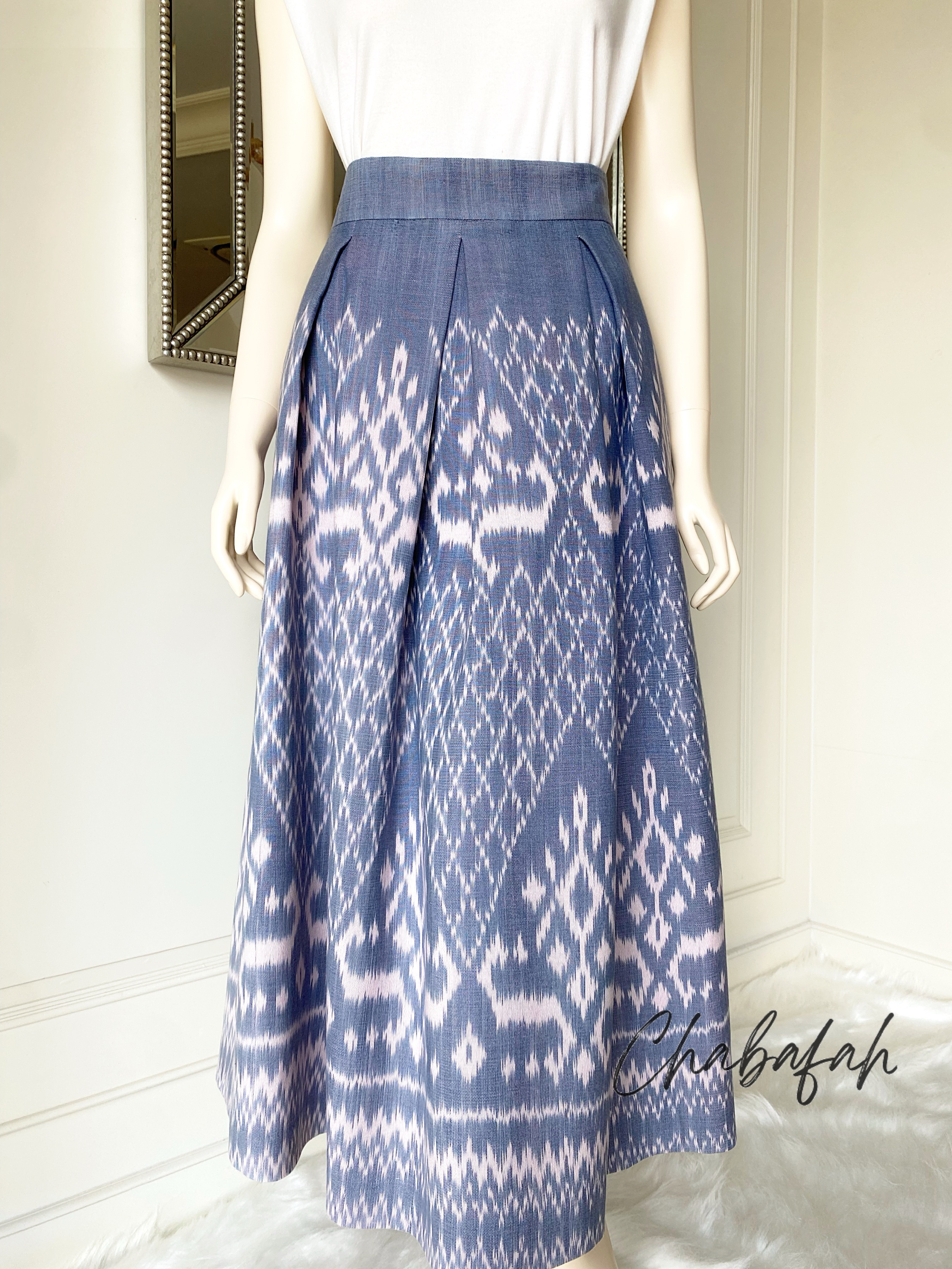 (No. 024) กระโปรงผ้าฝ้ายไทยทอมือ สีเทาเข้มสลับสีชมพูอ่อน ทรงทวิส แบรนด์ Chabafah (ชบาฟ้า)