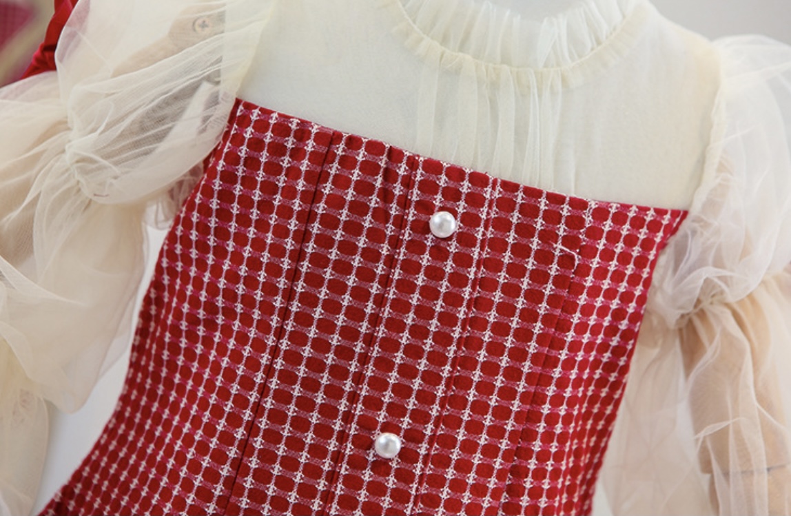 เดรสแขนยาวสีแดงผ้าทอลายตารางเล็กดีเทลช่วงแขนและไหล่ตัดด้วยผ้าสีครีม