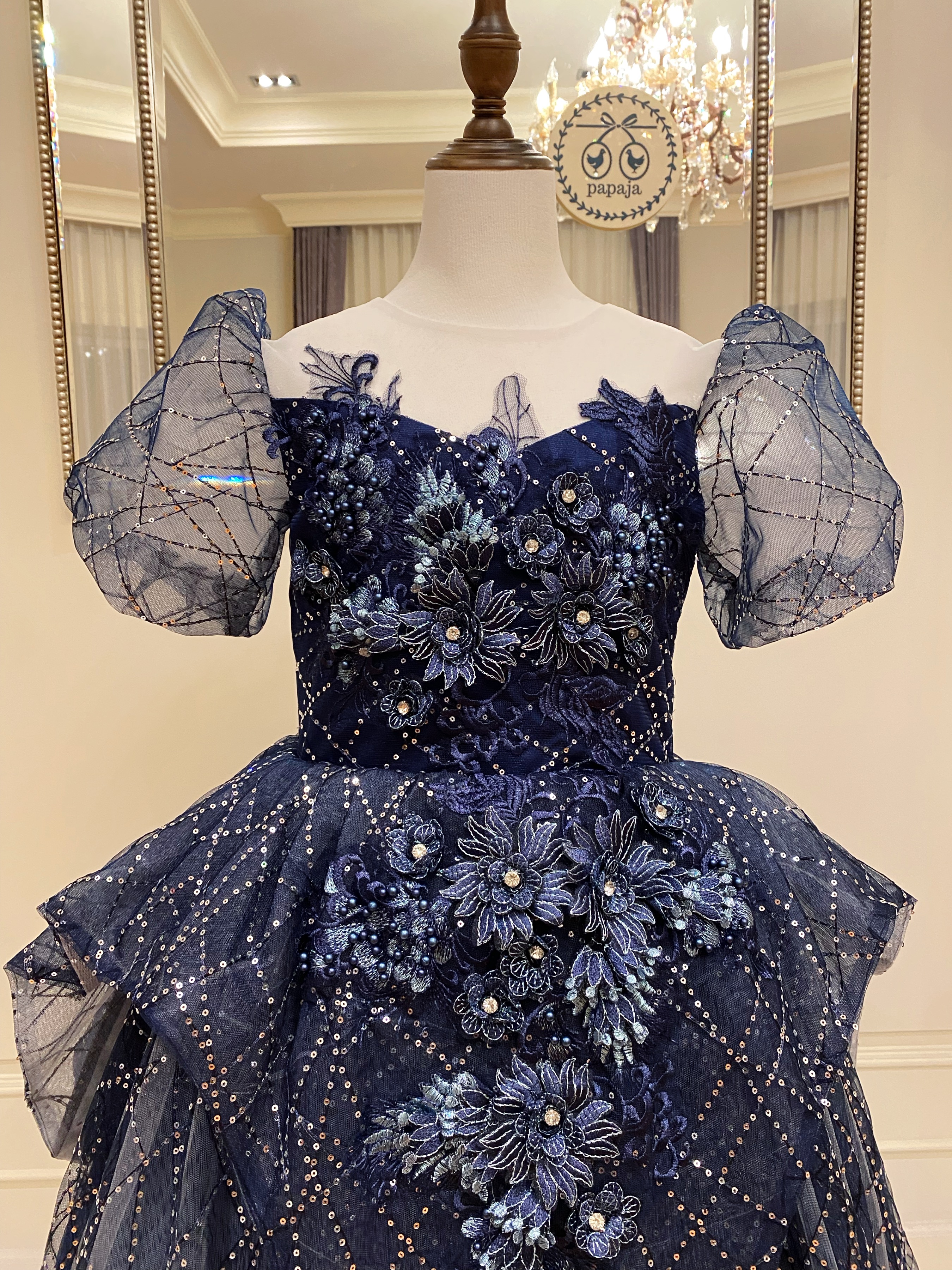 เดรสออกงานราตรียาวแขนตุ๊กตา สีน้ำเงินเข้มกรมท่า (งานไฮพรีเมี่ยม) ผ้าสวยแพงแบบทอลายสอดดิ้นในตัว ดีเทลงานปักอลังที่กลางชุด ทรงฟูบาน