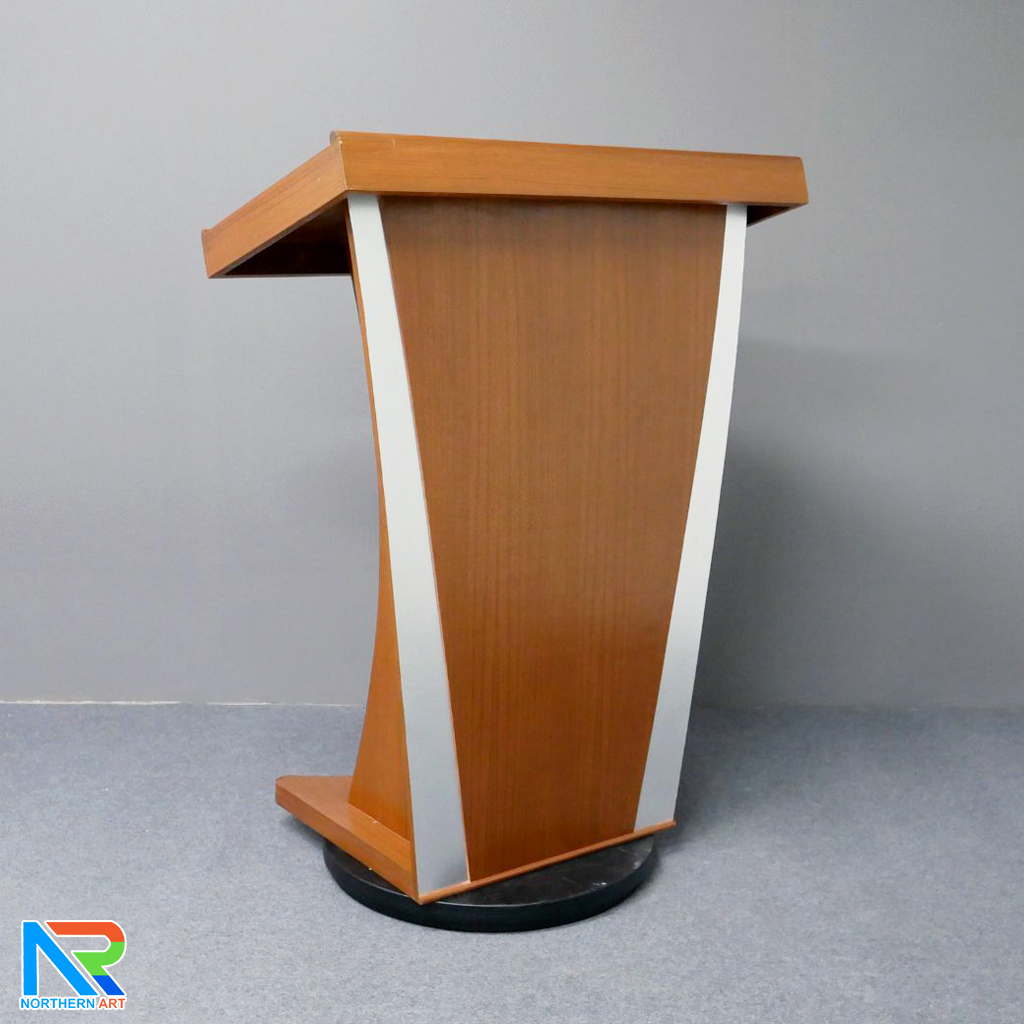 โพเดียมไม้ ยืนคู่ สีสัก พร้อมแถบสีบรอนซ์ด้านข้าง ขนาด(W)90 x (L)47 x (H)121 ซม.