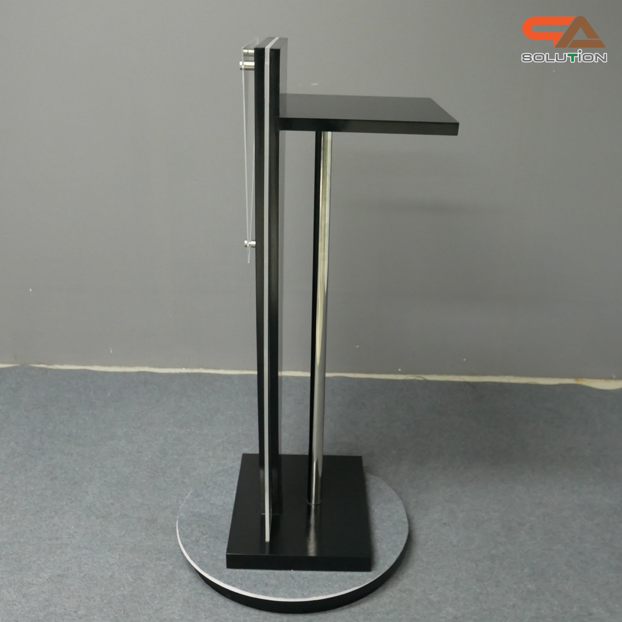 โพเดียมไม้สีดำ ทรงสามเหลี่ยม ขนาด (W) 45 x (L) 35 x (H) 120 cm. ด้านข้างอะคริลิคใส หนา 8 มม. ด้านหน้าอะคริลิคใส ติดหมุด สำหรับติดโลโก้