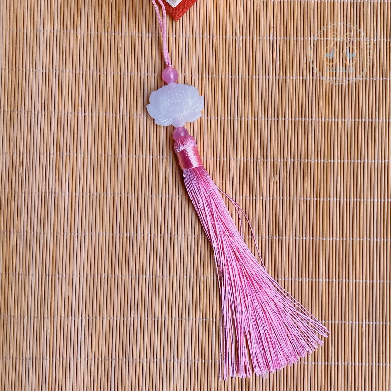 (No.198) พัดจีนถือเป็นพร๊อพปักฉลุลายกระต่ายและเหรียญจีนบนผ้าแก้ว ประดับพู่