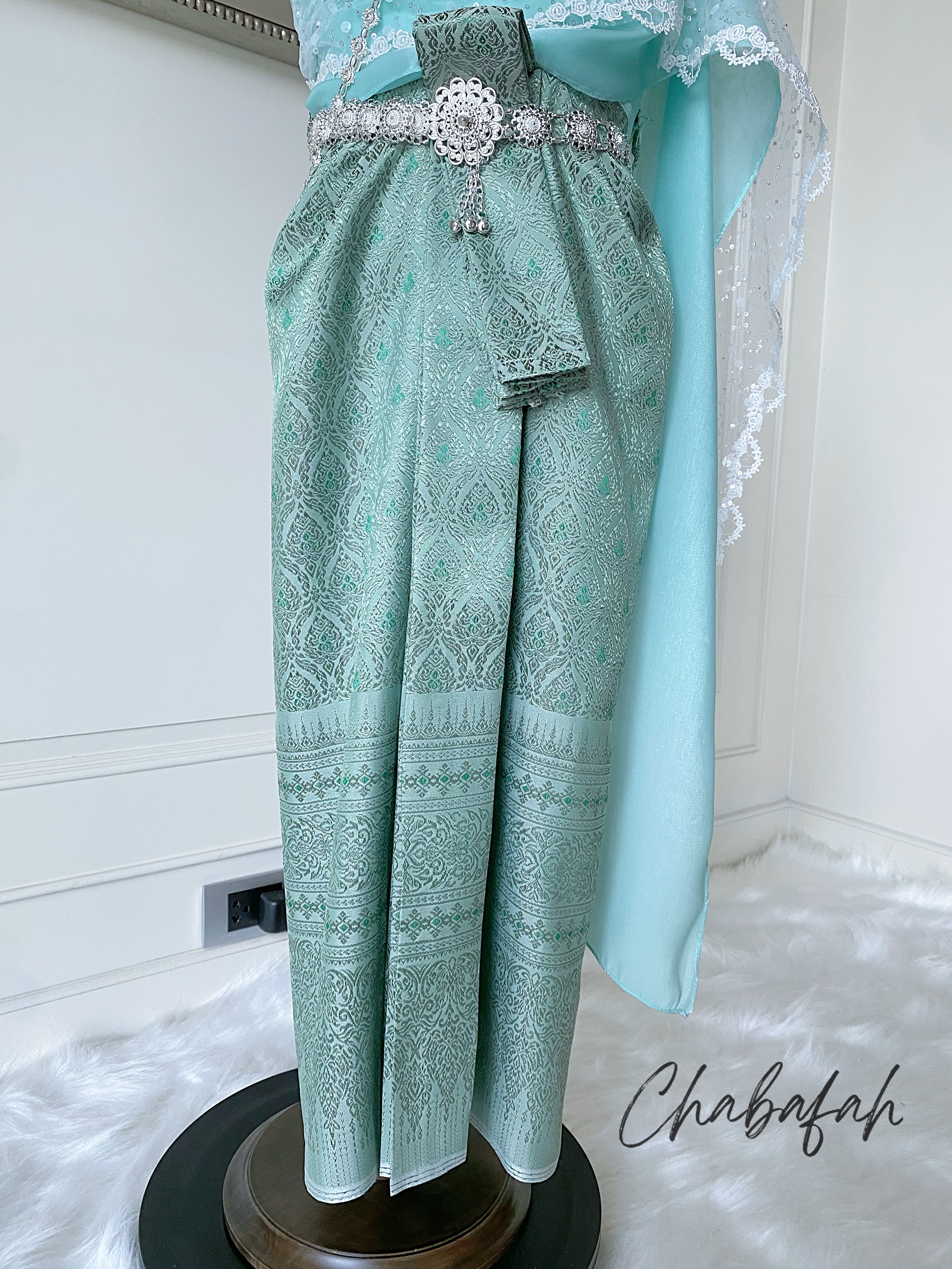 เดรสชุดไทยสไบเฉียง สีเขียวมิ้นท์ แบรนด์ Chabafah พร้อมเครื่องประดับ 3 ชิ้น