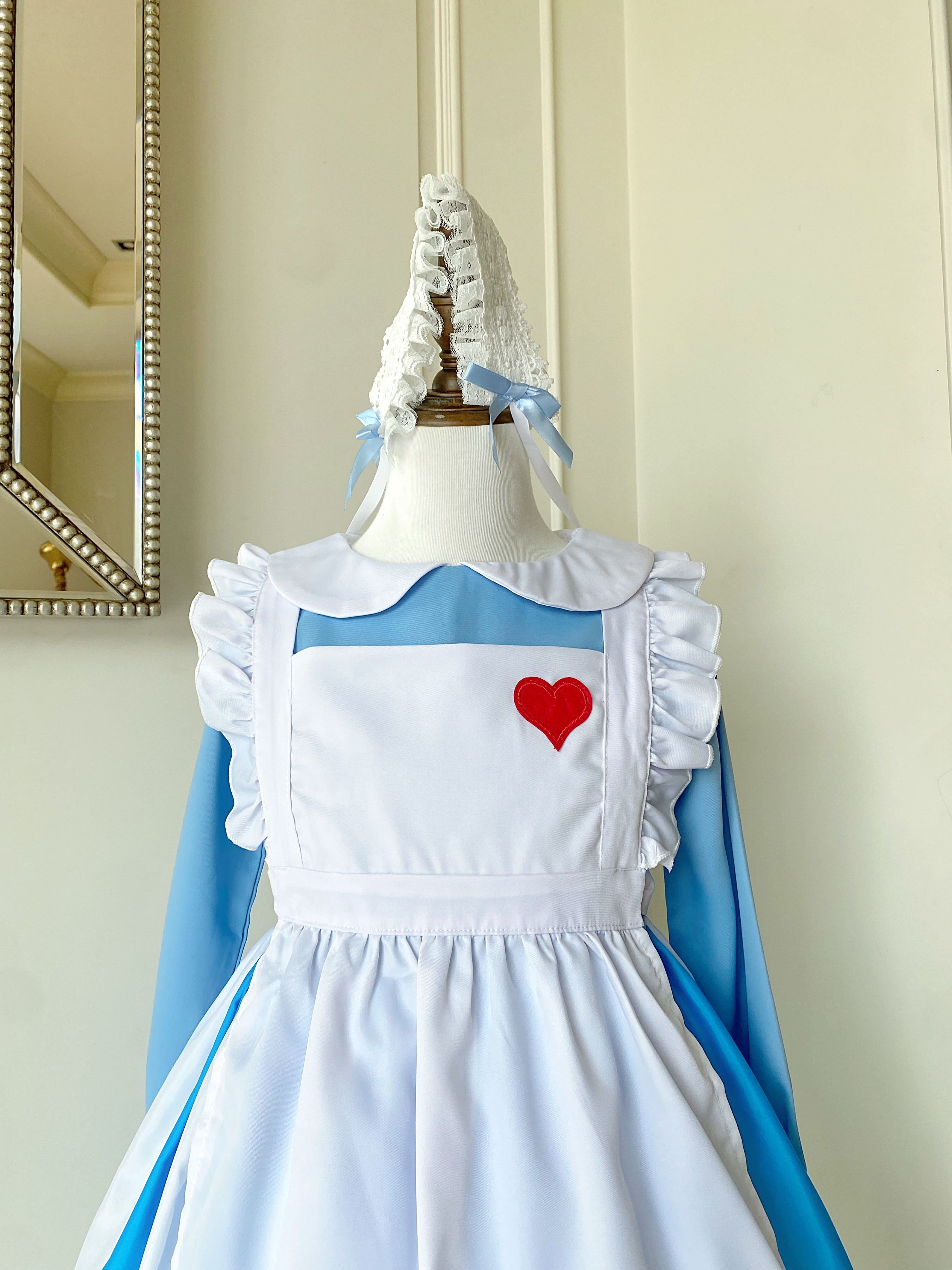 ชุดเจ้าหญิงอลิสแขนตุ๊กตาปกคอบัว (Alice in Wonderland) พร้อมที่คาดผมสีขาว และถุงเท้าเข้าชุด